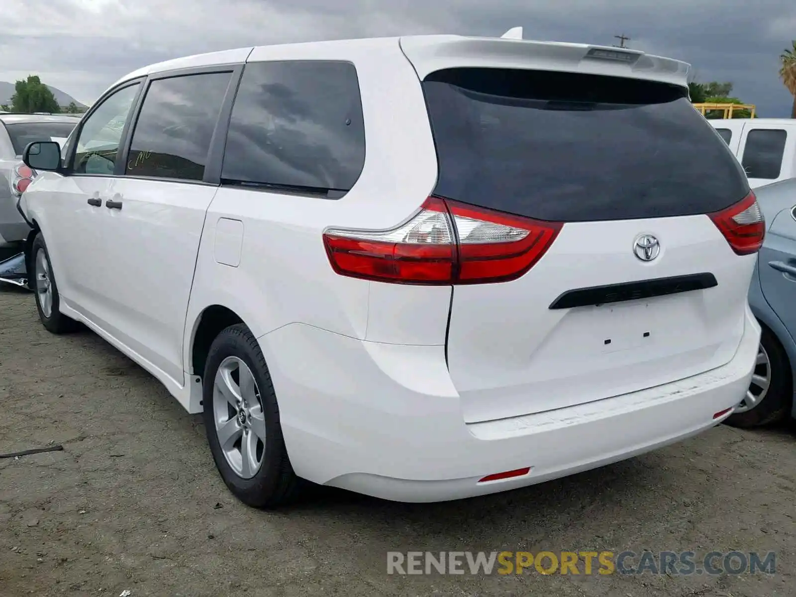 3 Photograph of a damaged car 5TDZZ3DC1KS983211 TOYOTA SIENNA 2019