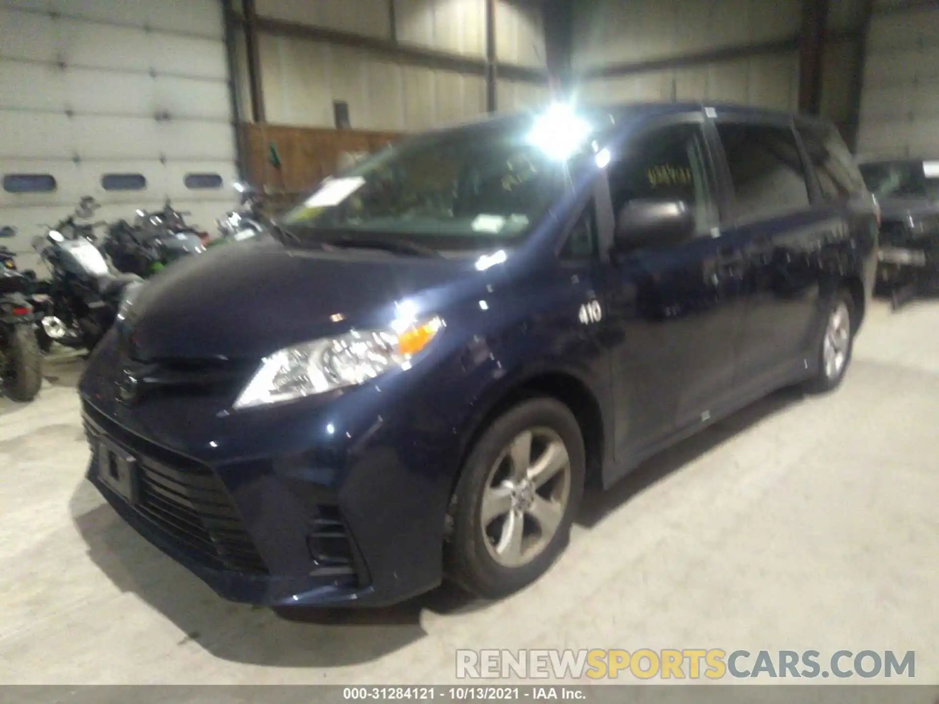 2 Photograph of a damaged car 5TDZZ3DC1KS998310 TOYOTA SIENNA 2019