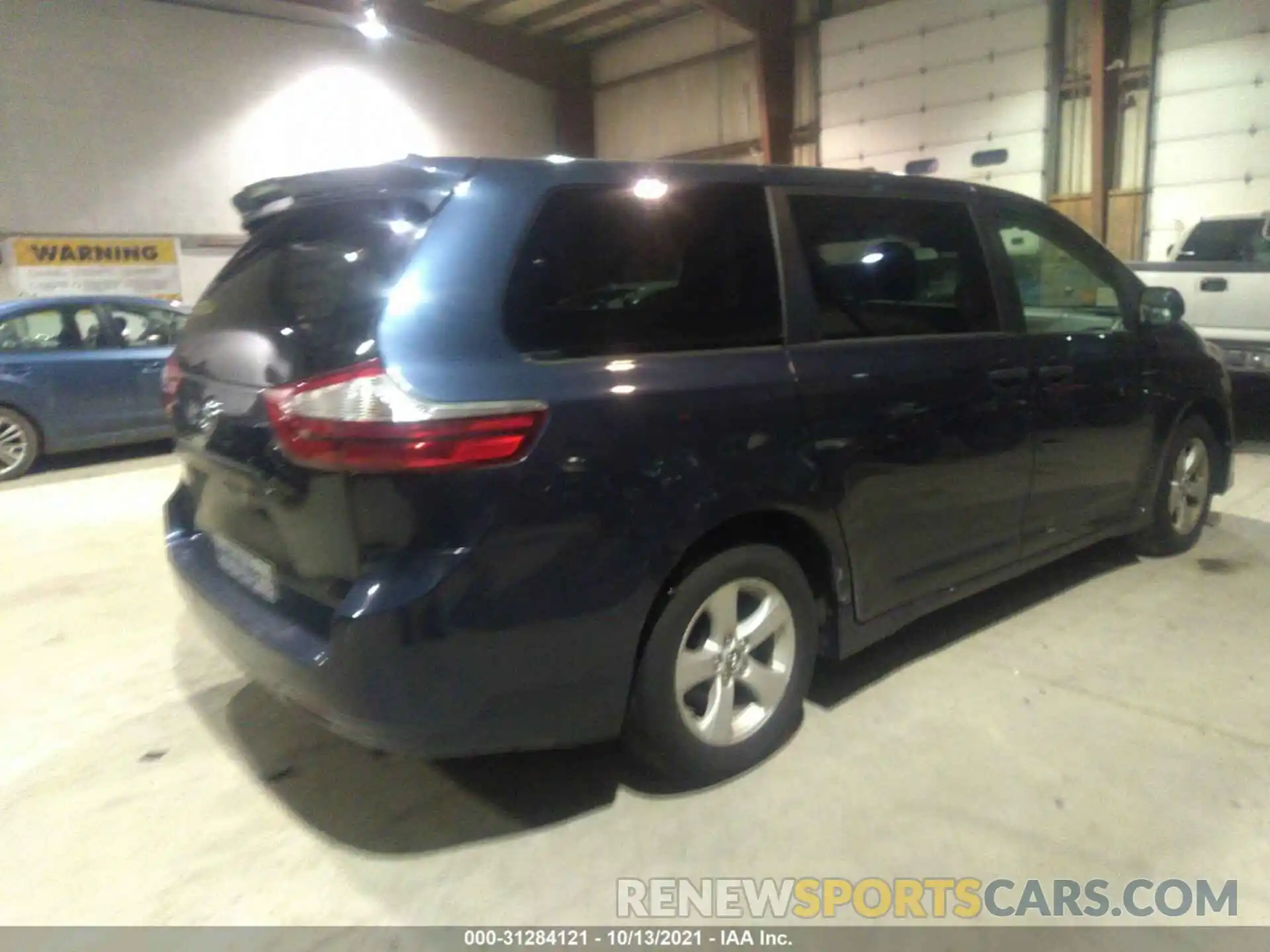 4 Photograph of a damaged car 5TDZZ3DC1KS998310 TOYOTA SIENNA 2019