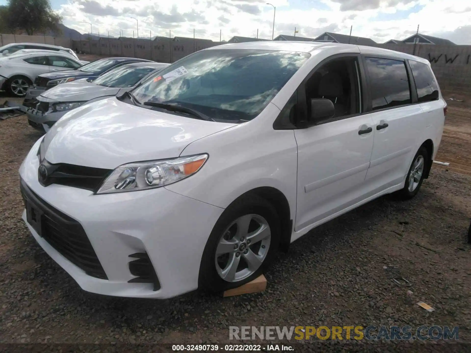 2 Photograph of a damaged car 5TDZZ3DC2KS004943 TOYOTA SIENNA 2019