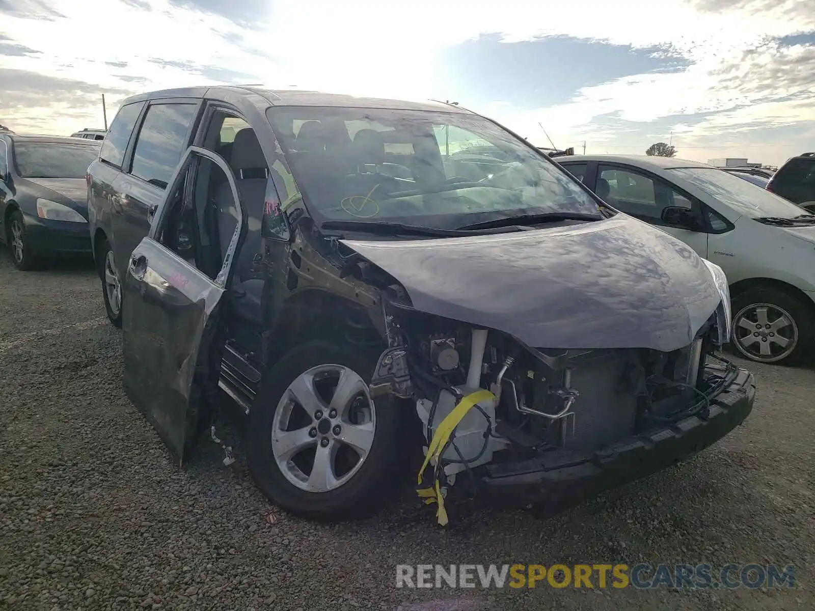 1 Photograph of a damaged car 5TDZZ3DC2KS005901 TOYOTA SIENNA 2019