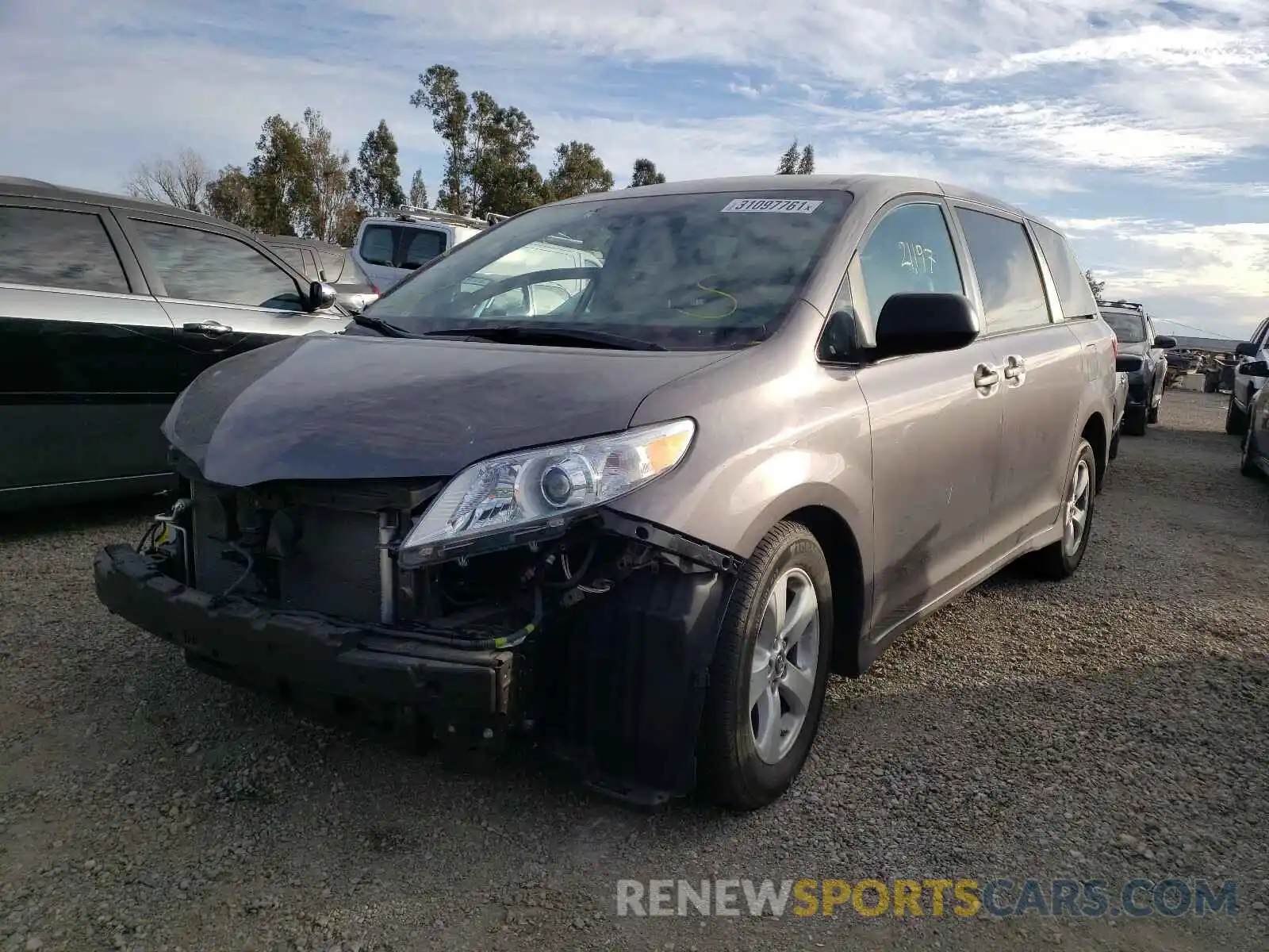 2 Photograph of a damaged car 5TDZZ3DC2KS005901 TOYOTA SIENNA 2019