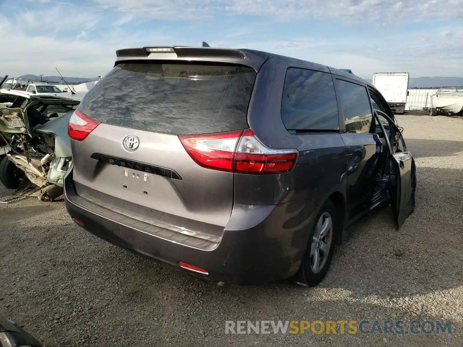 4 Photograph of a damaged car 5TDZZ3DC2KS005901 TOYOTA SIENNA 2019