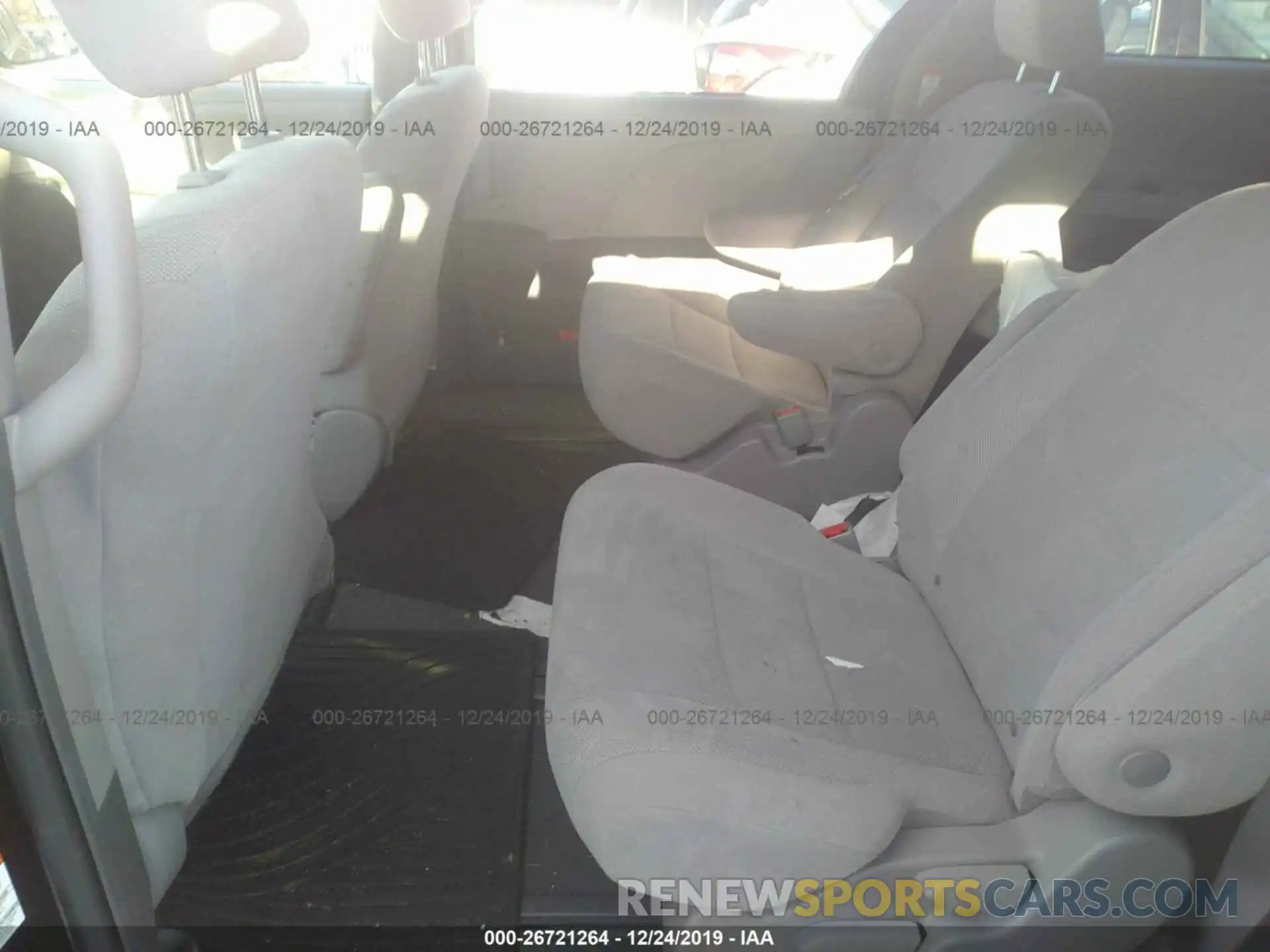 8 Photograph of a damaged car 5TDZZ3DC2KS010385 TOYOTA SIENNA 2019