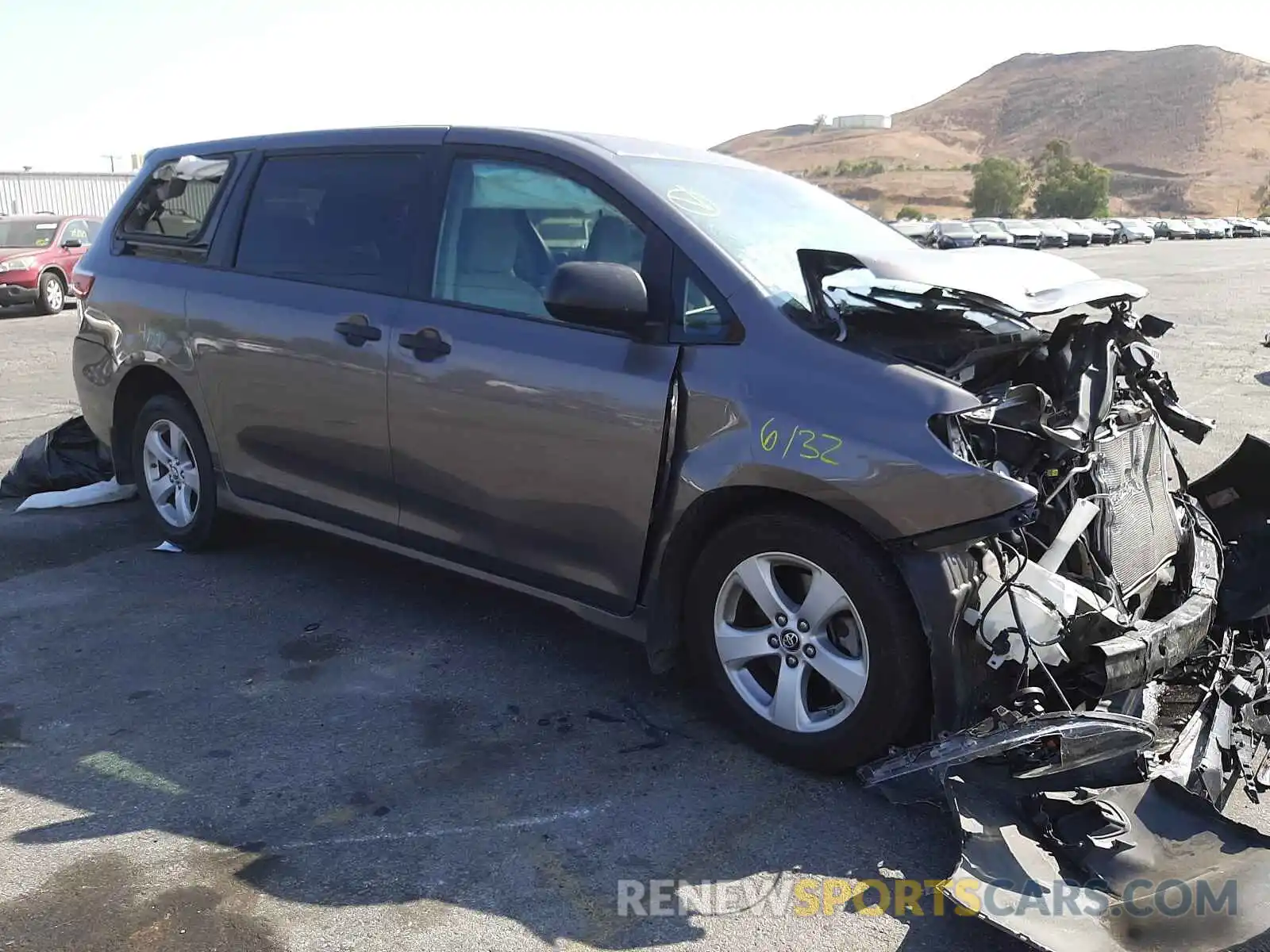 1 Photograph of a damaged car 5TDZZ3DC2KS982892 TOYOTA SIENNA 2019