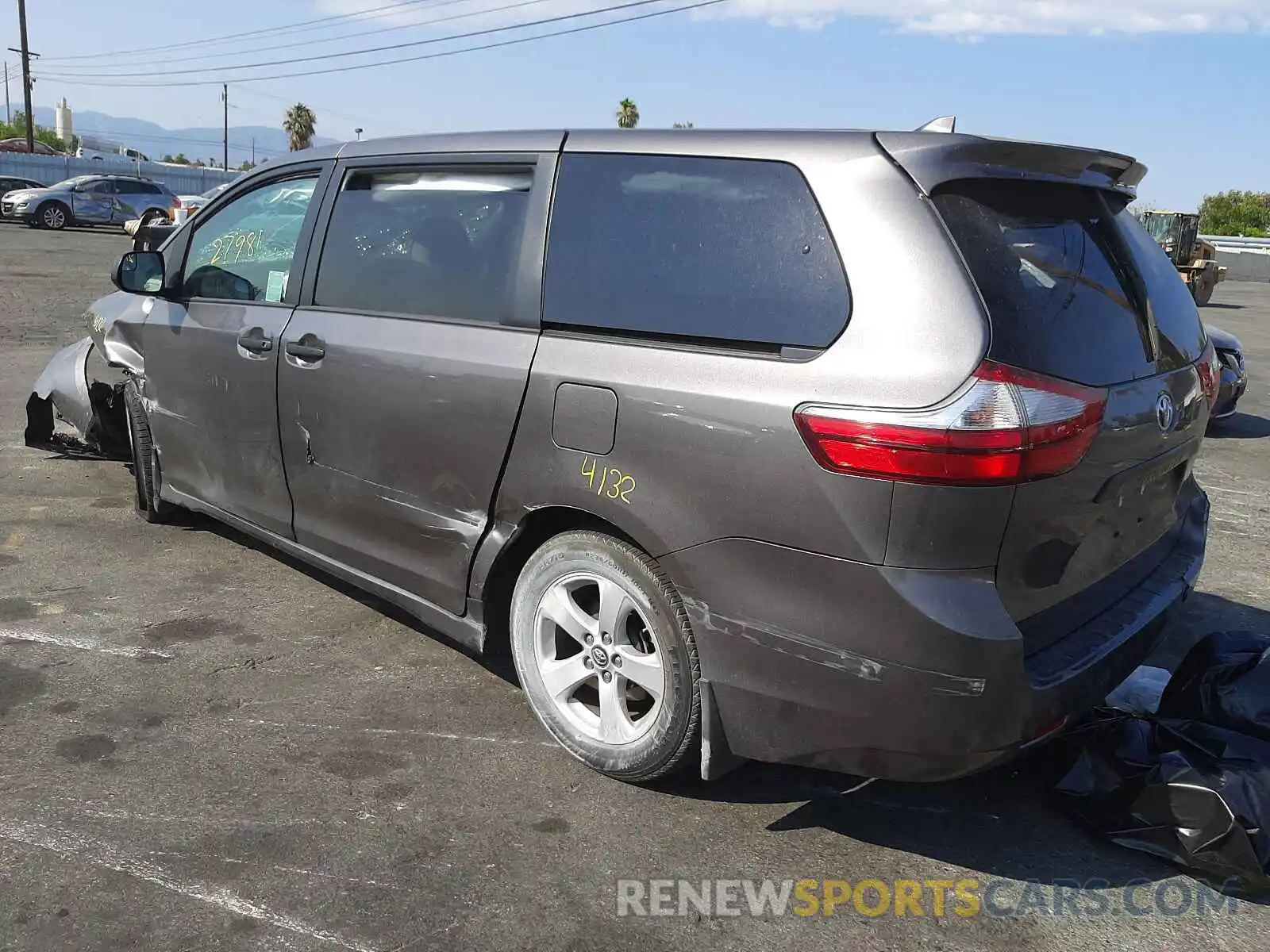 3 Photograph of a damaged car 5TDZZ3DC2KS982892 TOYOTA SIENNA 2019