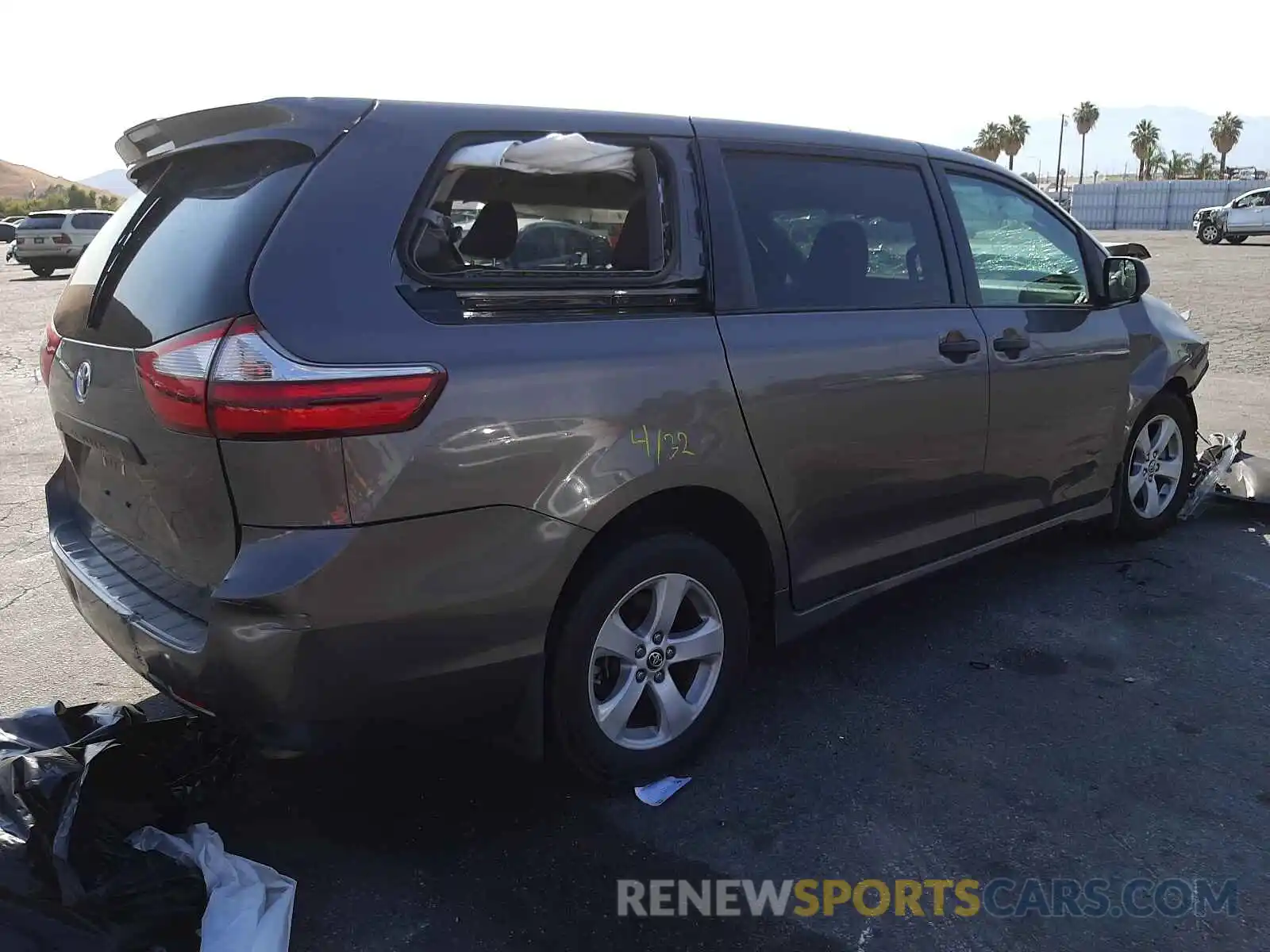 4 Photograph of a damaged car 5TDZZ3DC2KS982892 TOYOTA SIENNA 2019