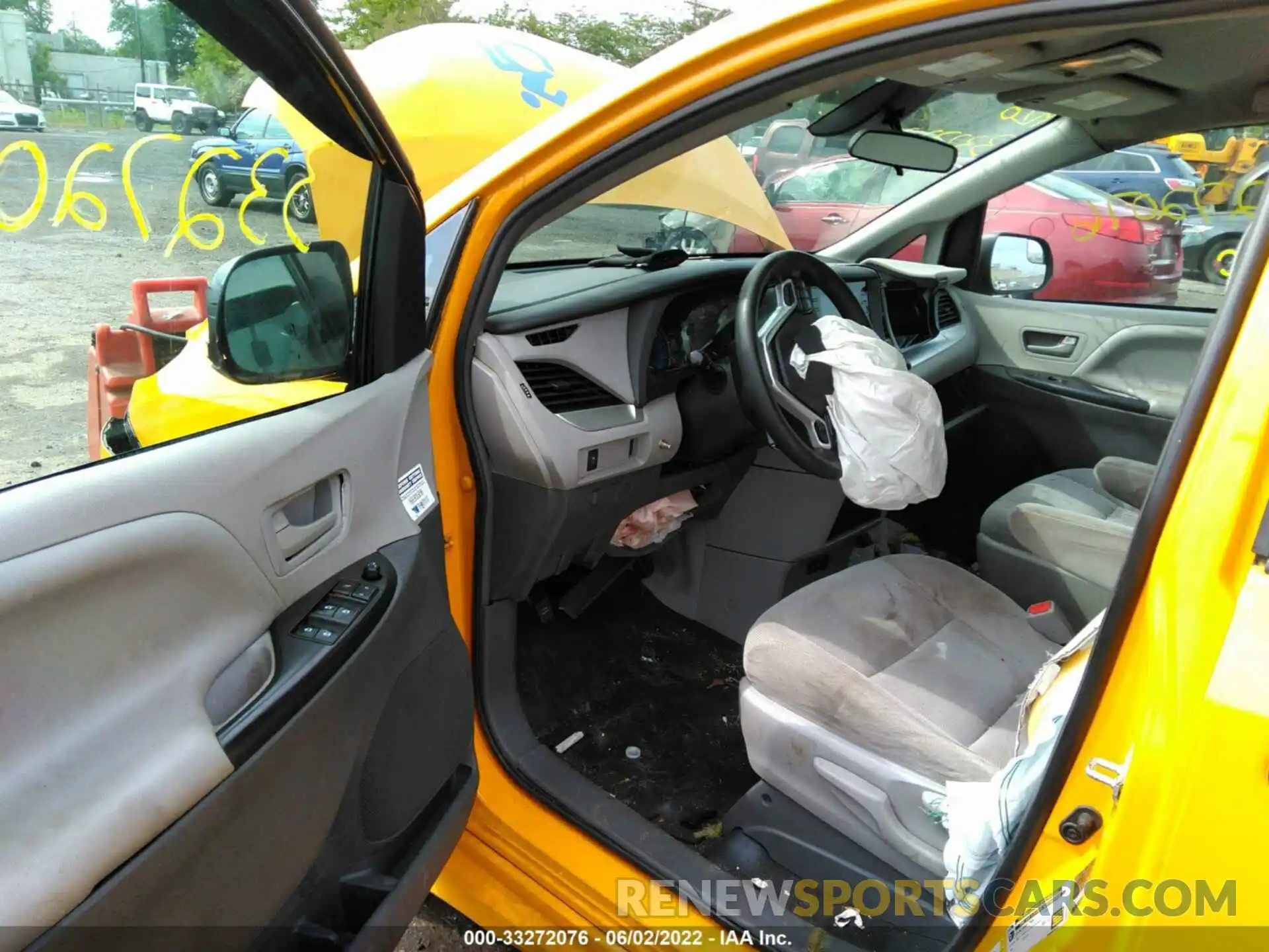 5 Photograph of a damaged car 5TDZZ3DC3KS018172 TOYOTA SIENNA 2019