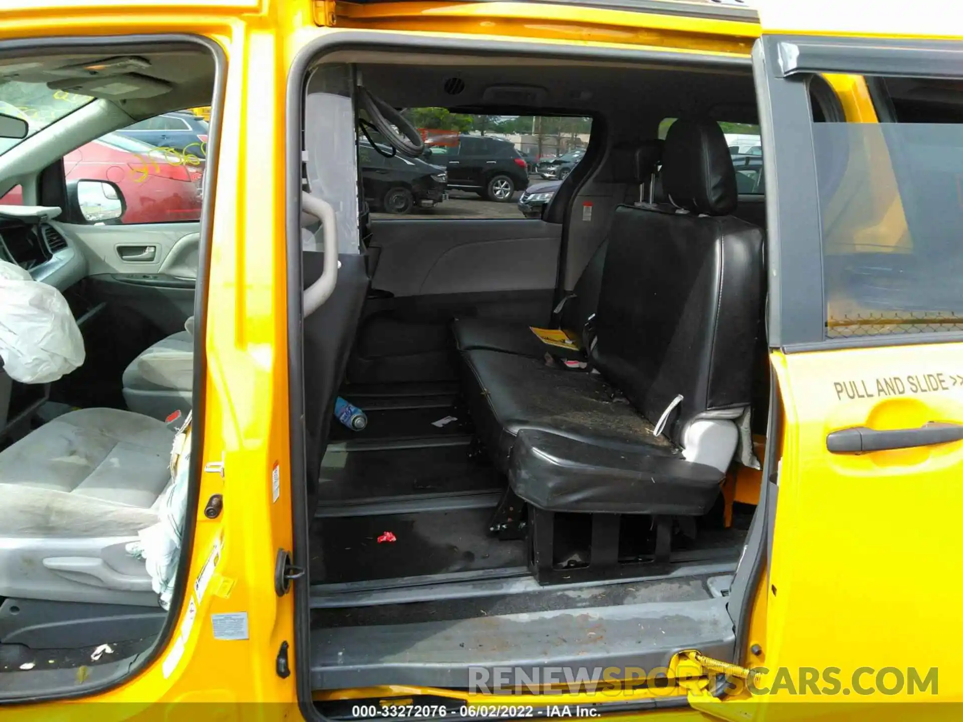 8 Photograph of a damaged car 5TDZZ3DC3KS018172 TOYOTA SIENNA 2019