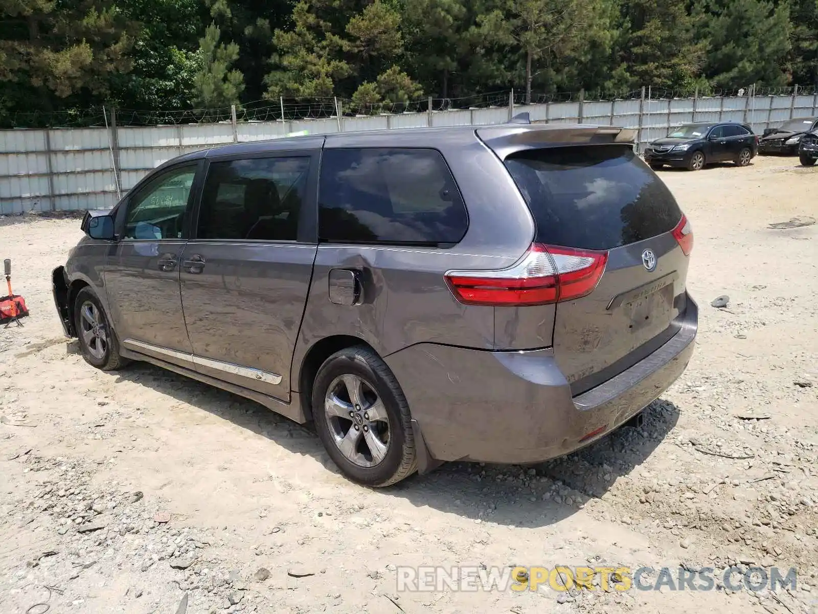 3 Photograph of a damaged car 5TDZZ3DC3KS974185 TOYOTA SIENNA 2019