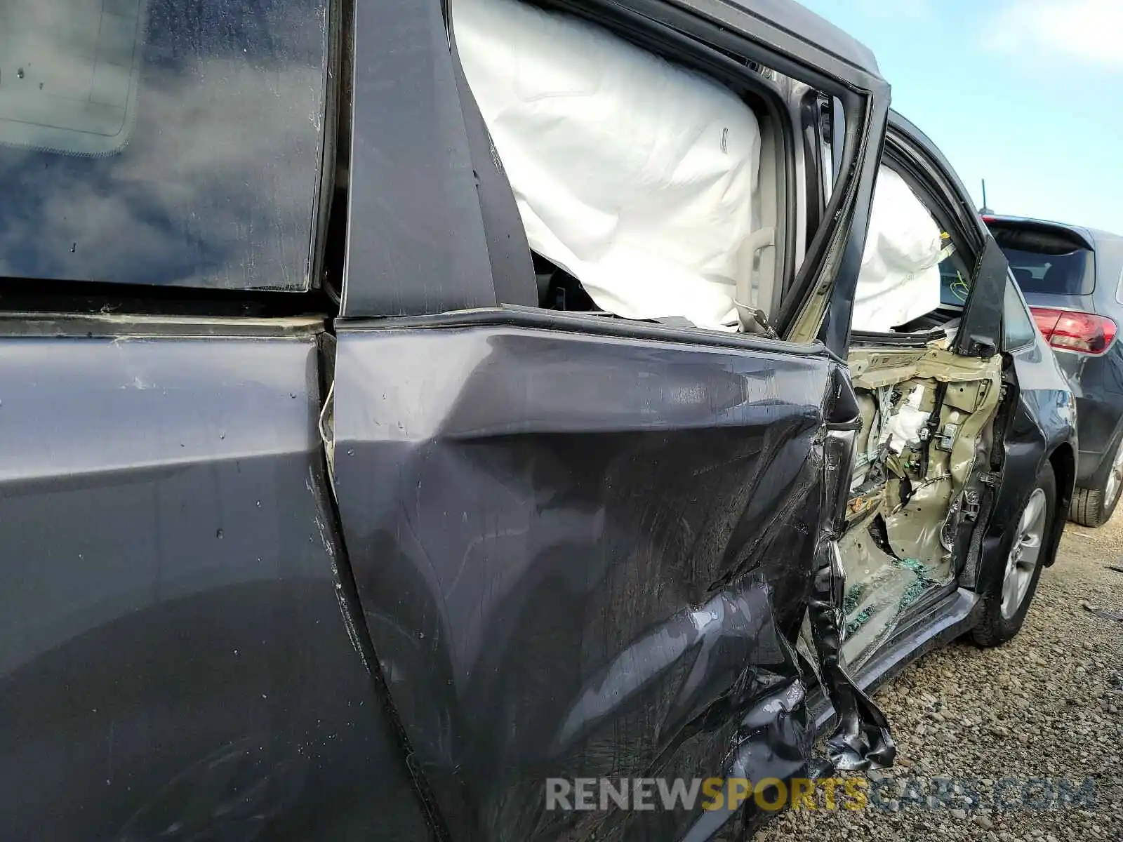 7 Photograph of a damaged car 5TDZZ3DC3KS978799 TOYOTA SIENNA 2019