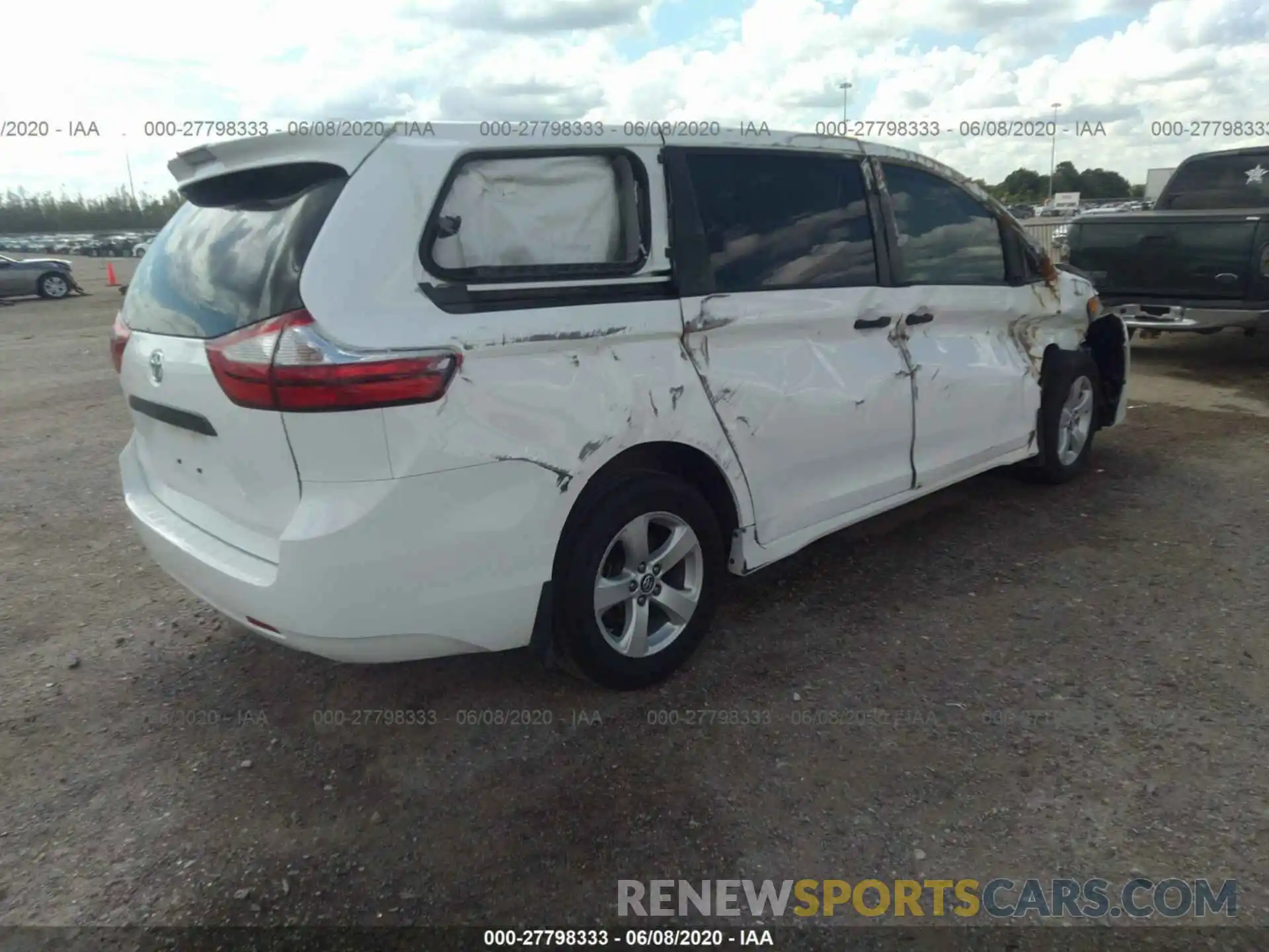 4 Photograph of a damaged car 5TDZZ3DC4KS003373 TOYOTA SIENNA 2019