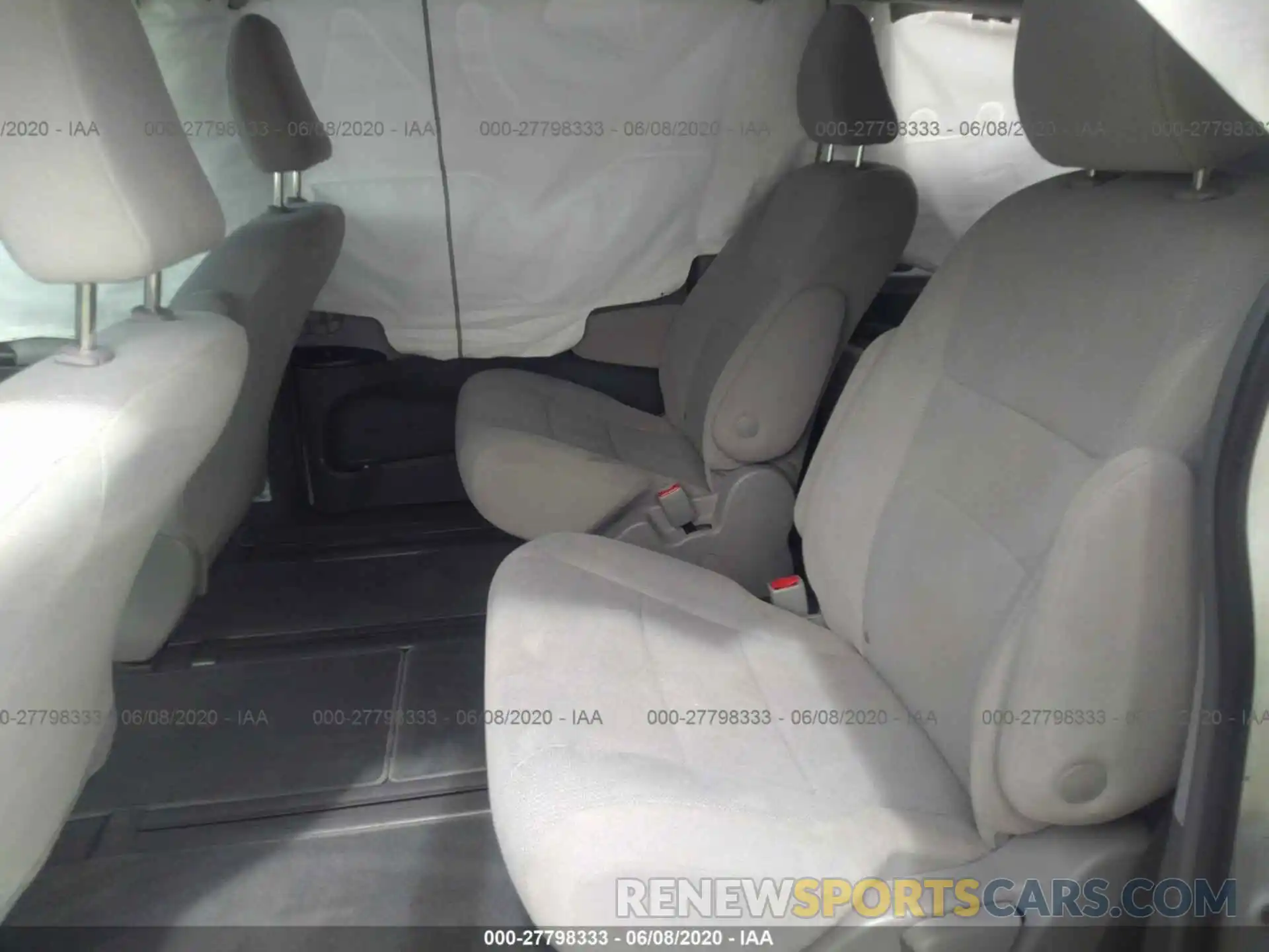 8 Photograph of a damaged car 5TDZZ3DC4KS003373 TOYOTA SIENNA 2019