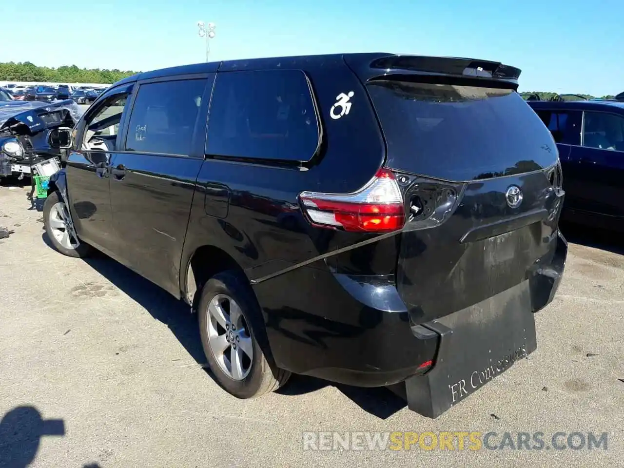 3 Photograph of a damaged car 5TDZZ3DC4KS011344 TOYOTA SIENNA 2019