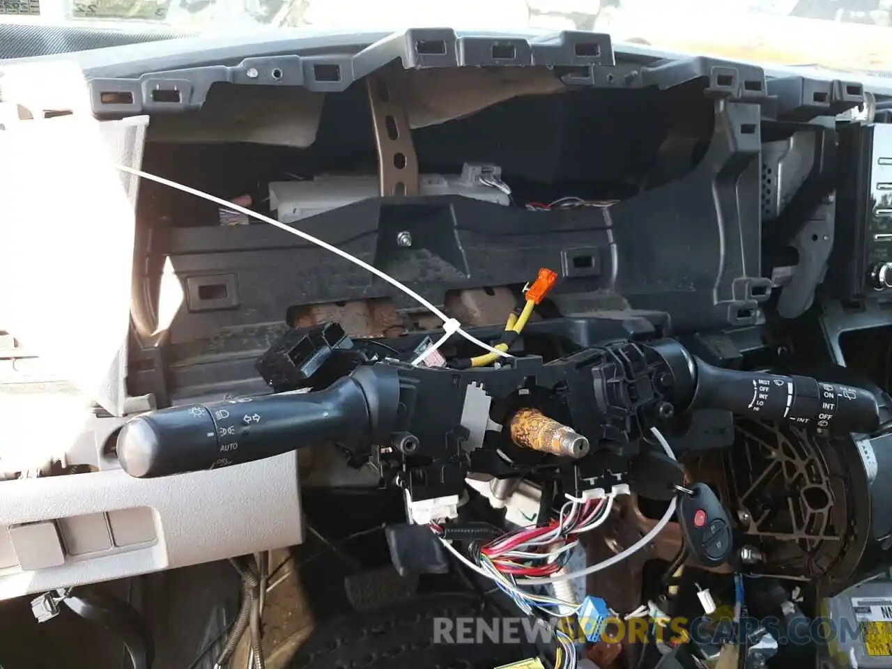 8 Photograph of a damaged car 5TDZZ3DC4KS011344 TOYOTA SIENNA 2019