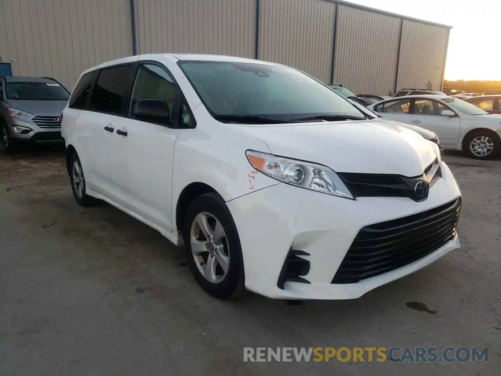 1 Photograph of a damaged car 5TDZZ3DC4KS012915 TOYOTA SIENNA 2019