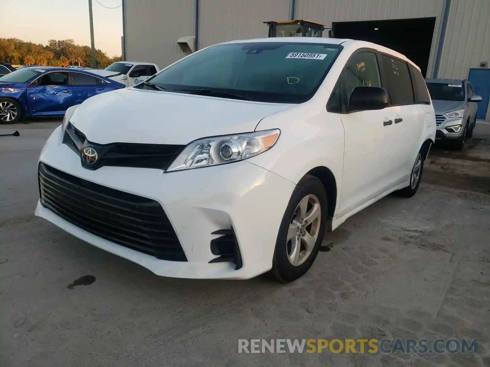 2 Photograph of a damaged car 5TDZZ3DC4KS012915 TOYOTA SIENNA 2019