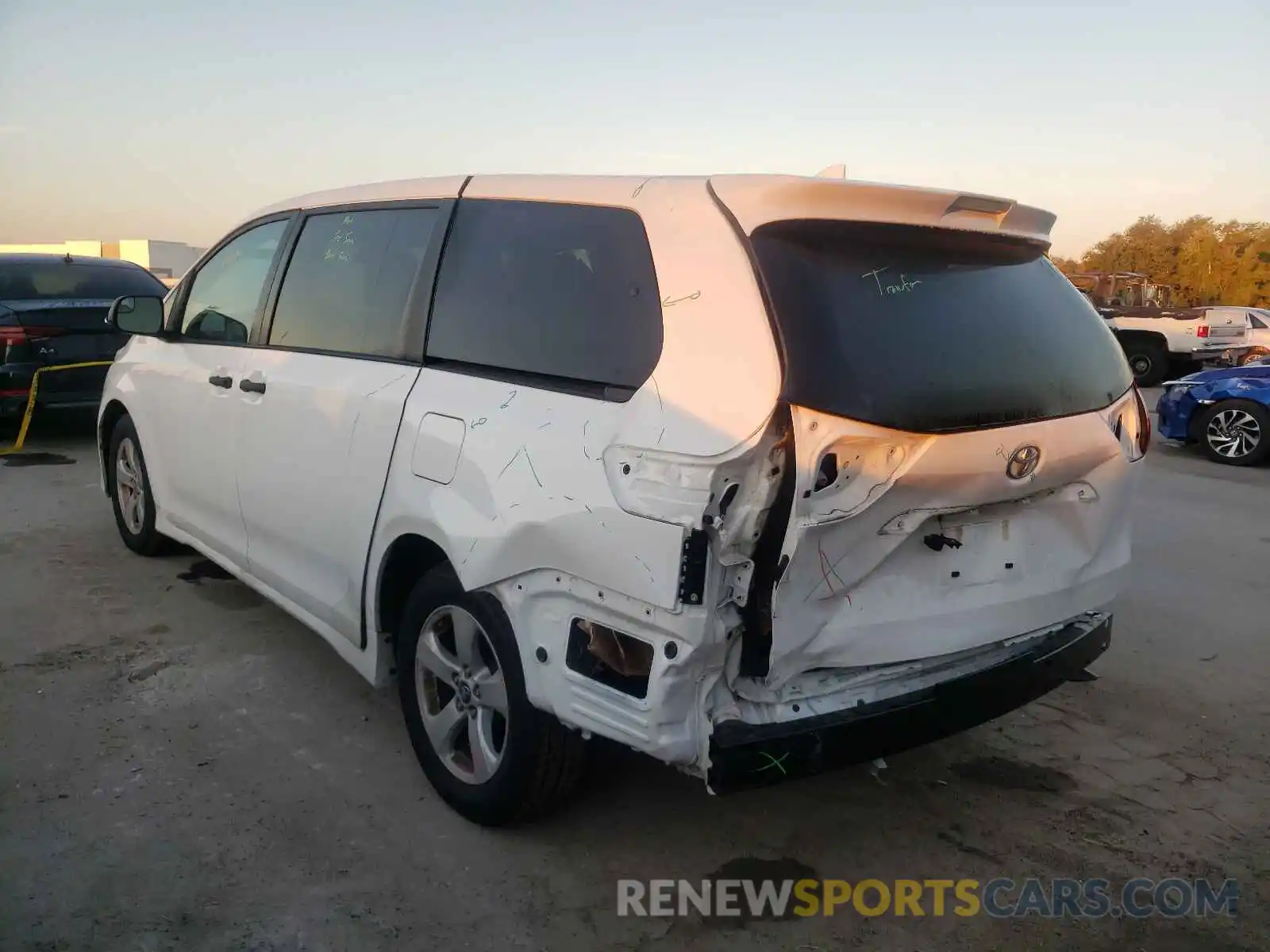 3 Photograph of a damaged car 5TDZZ3DC4KS012915 TOYOTA SIENNA 2019