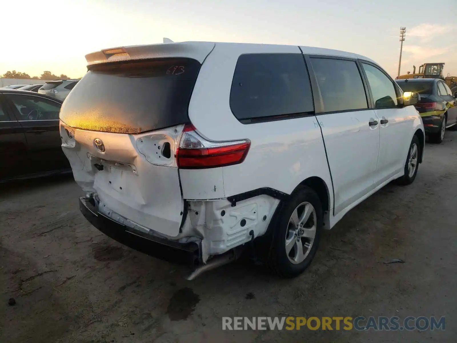 4 Photograph of a damaged car 5TDZZ3DC4KS012915 TOYOTA SIENNA 2019