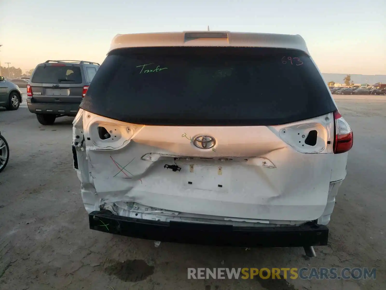 9 Photograph of a damaged car 5TDZZ3DC4KS012915 TOYOTA SIENNA 2019