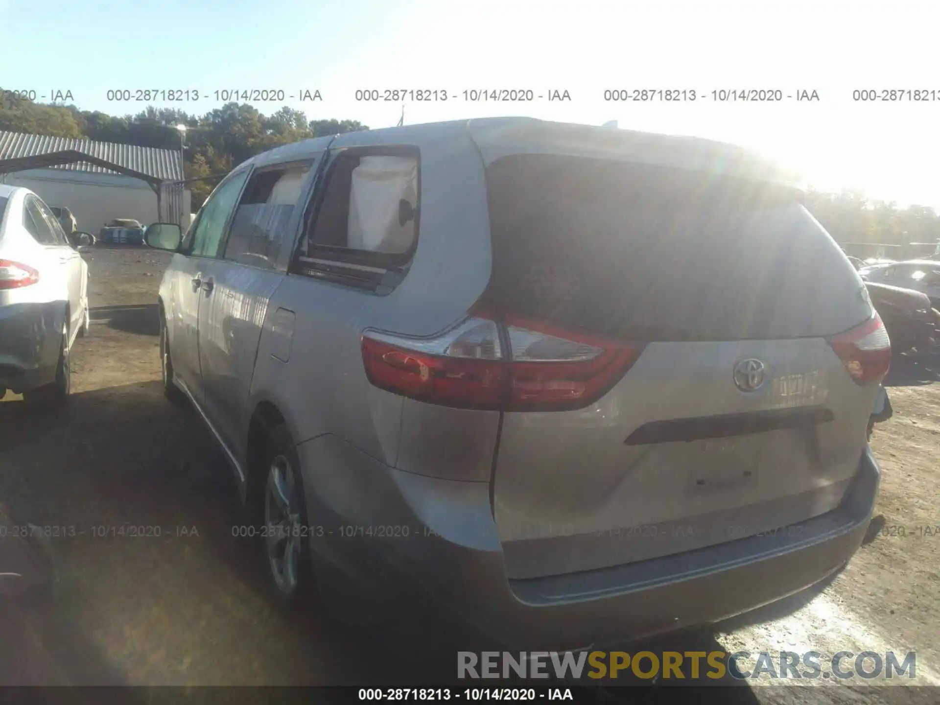 3 Photograph of a damaged car 5TDZZ3DC4KS970288 TOYOTA SIENNA 2019