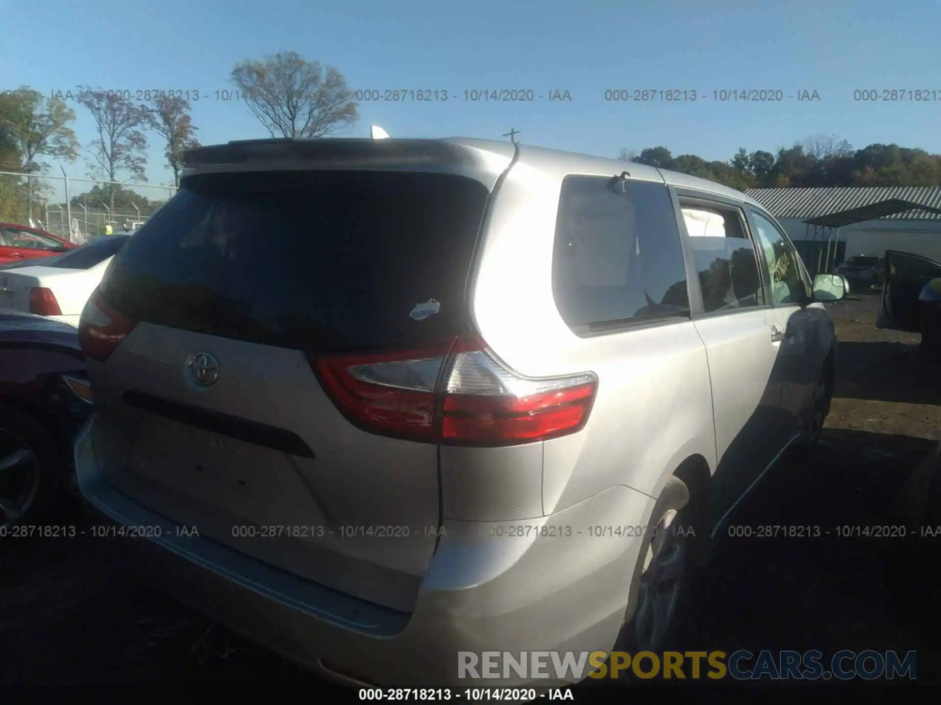 4 Photograph of a damaged car 5TDZZ3DC4KS970288 TOYOTA SIENNA 2019