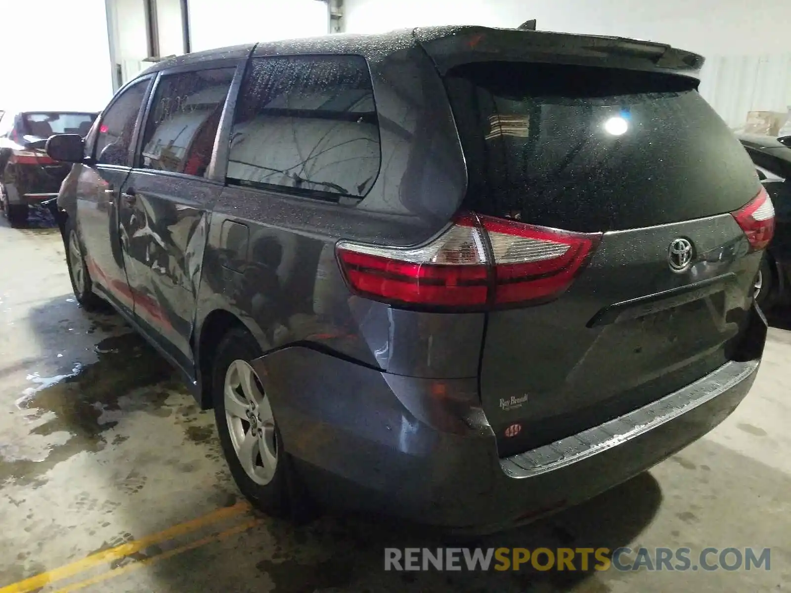 3 Photograph of a damaged car 5TDZZ3DC4KS986622 TOYOTA SIENNA 2019