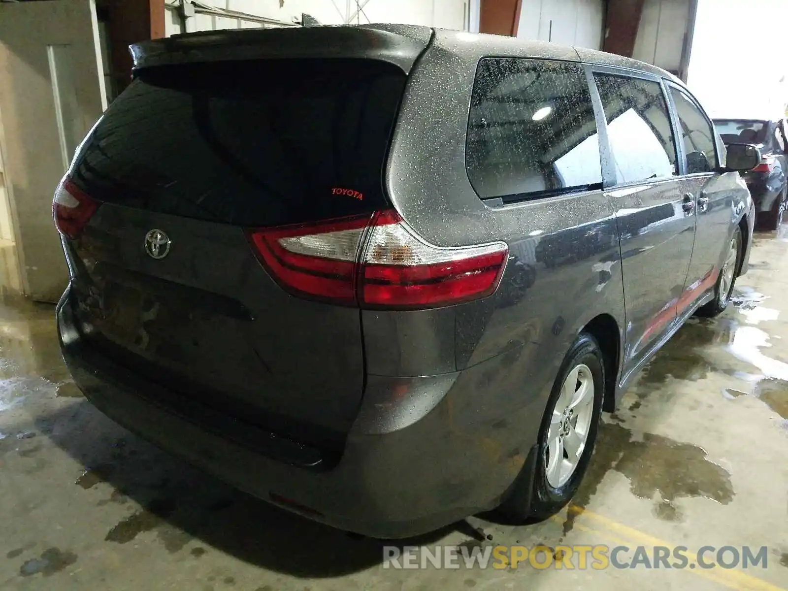 4 Photograph of a damaged car 5TDZZ3DC4KS986622 TOYOTA SIENNA 2019