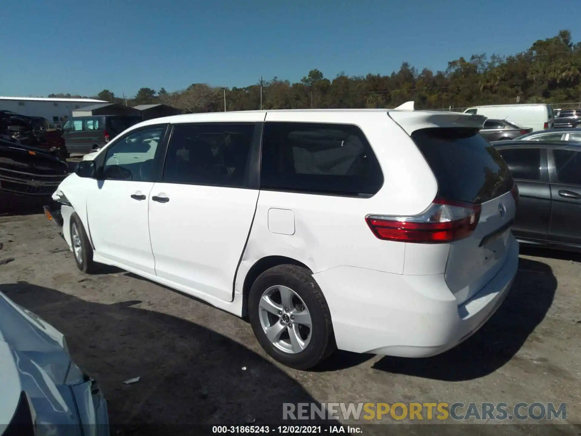 3 Photograph of a damaged car 5TDZZ3DC4KS991657 TOYOTA SIENNA 2019