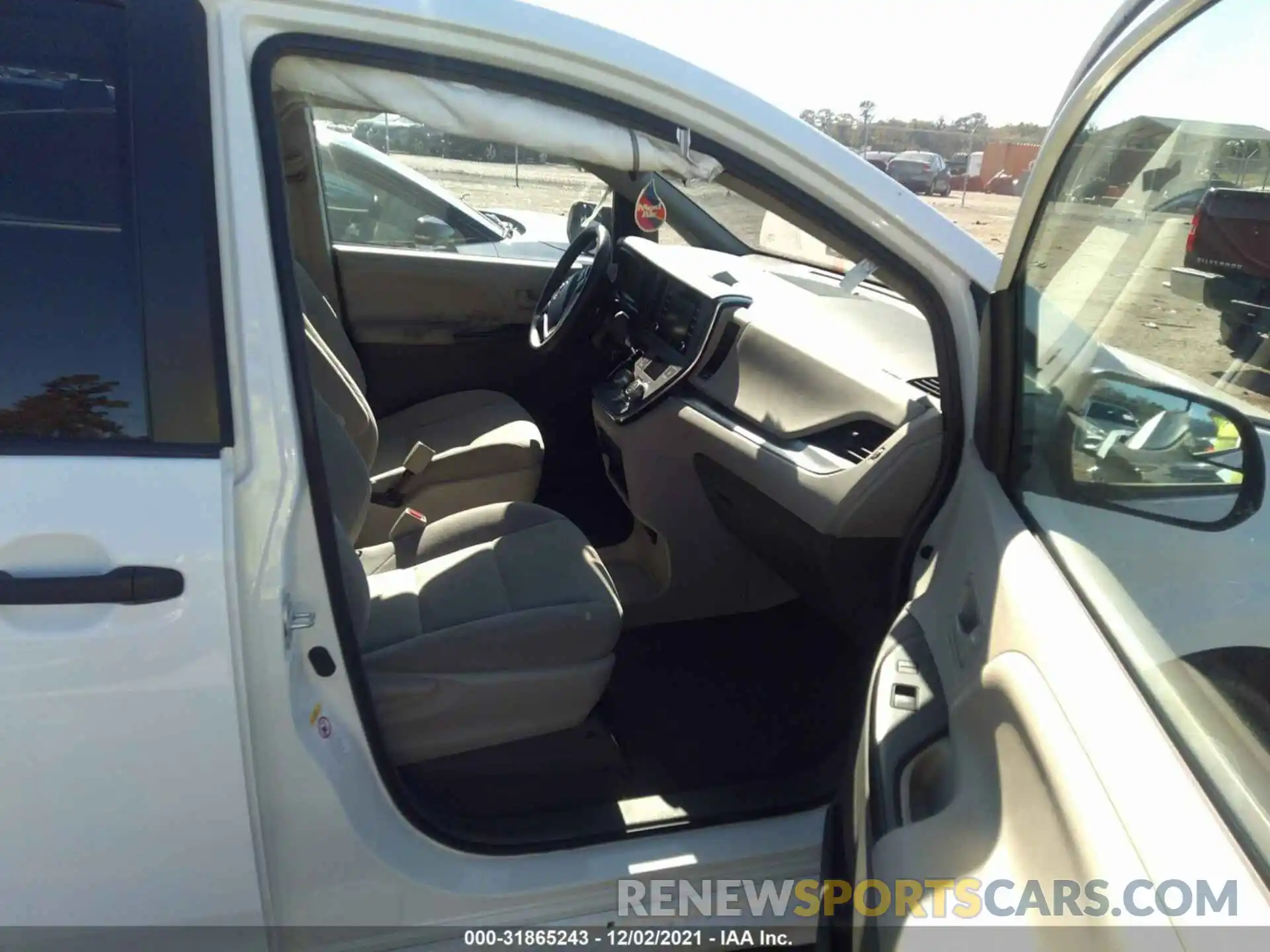 5 Photograph of a damaged car 5TDZZ3DC4KS991657 TOYOTA SIENNA 2019