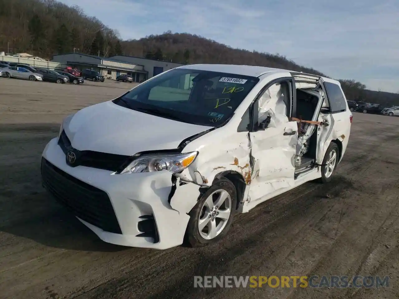 2 Photograph of a damaged car 5TDZZ3DC5KS001888 TOYOTA SIENNA 2019