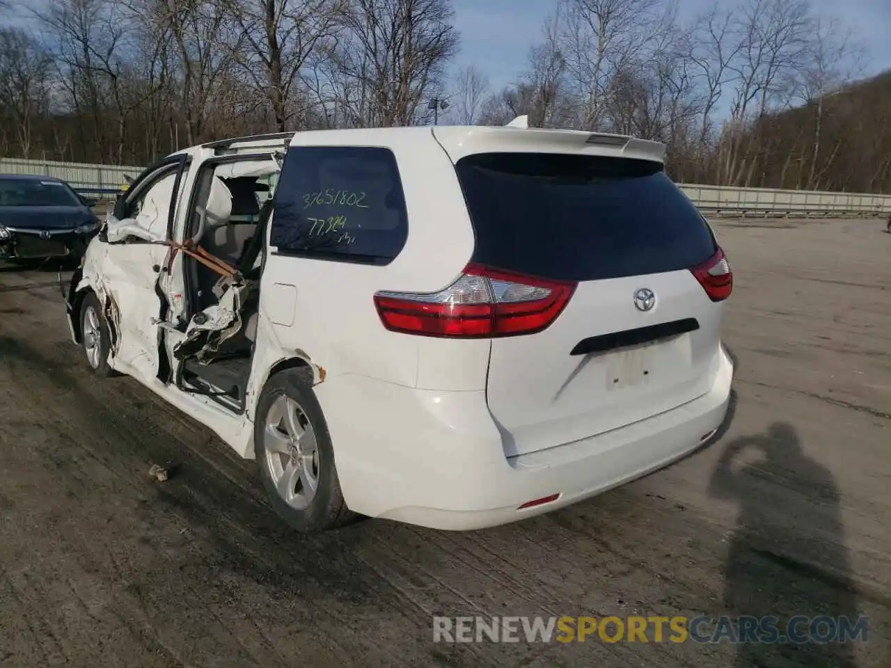 3 Photograph of a damaged car 5TDZZ3DC5KS001888 TOYOTA SIENNA 2019