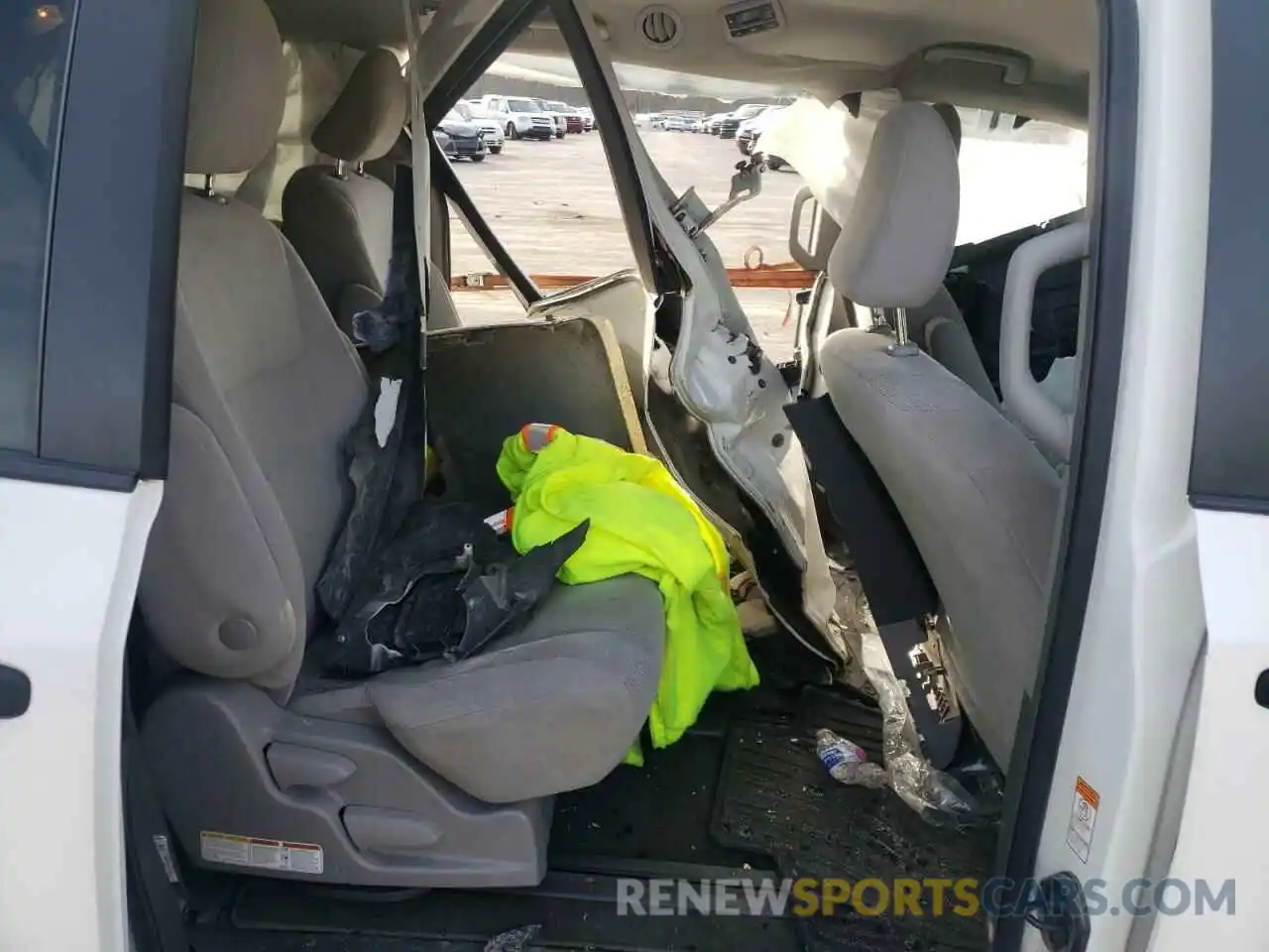 6 Photograph of a damaged car 5TDZZ3DC5KS001888 TOYOTA SIENNA 2019