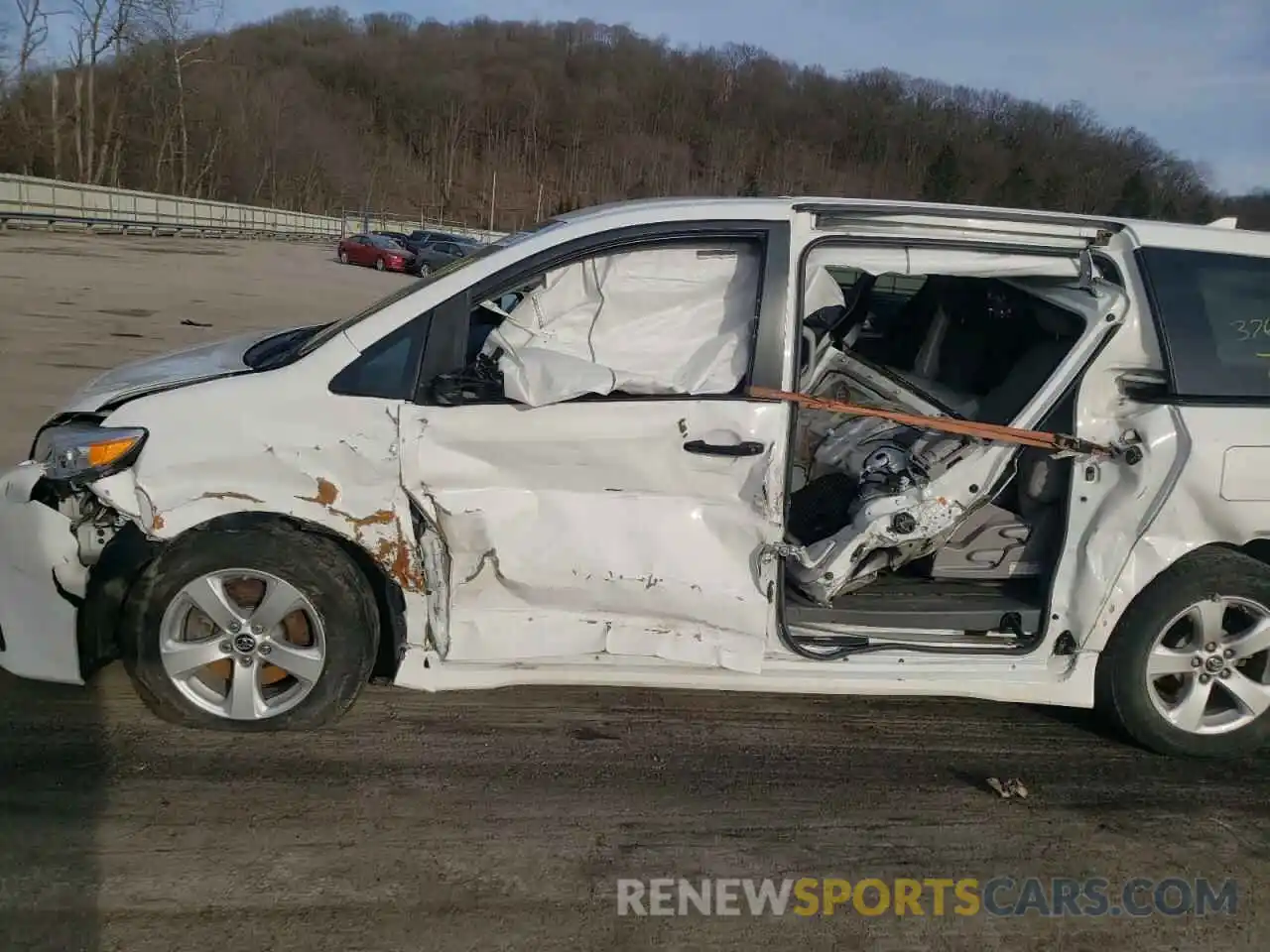 9 Photograph of a damaged car 5TDZZ3DC5KS001888 TOYOTA SIENNA 2019