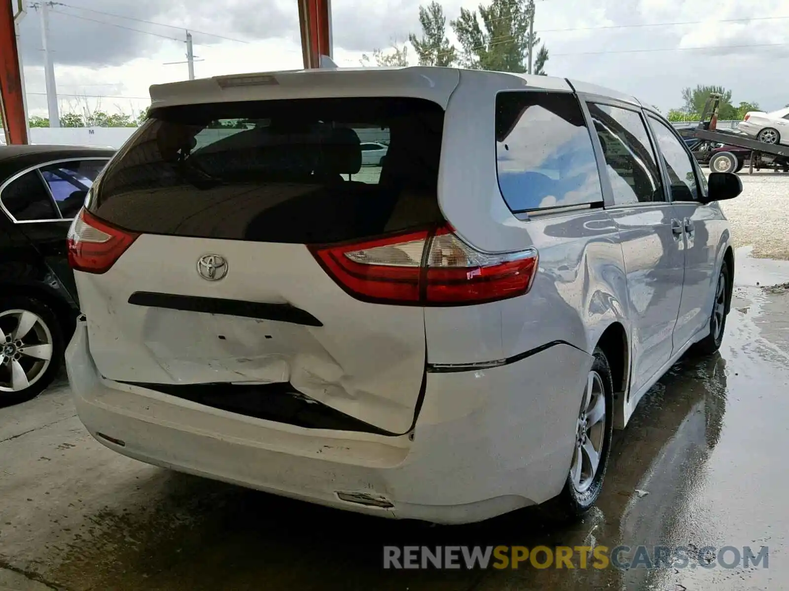 4 Photograph of a damaged car 5TDZZ3DC5KS967738 TOYOTA SIENNA 2019