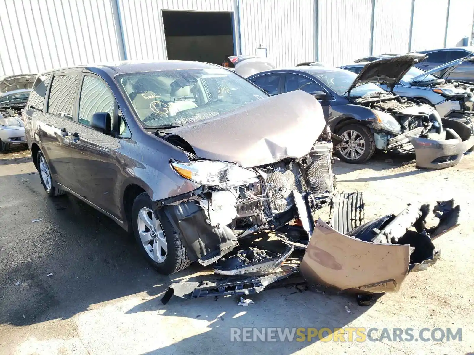 1 Photograph of a damaged car 5TDZZ3DC5KS970784 TOYOTA SIENNA 2019