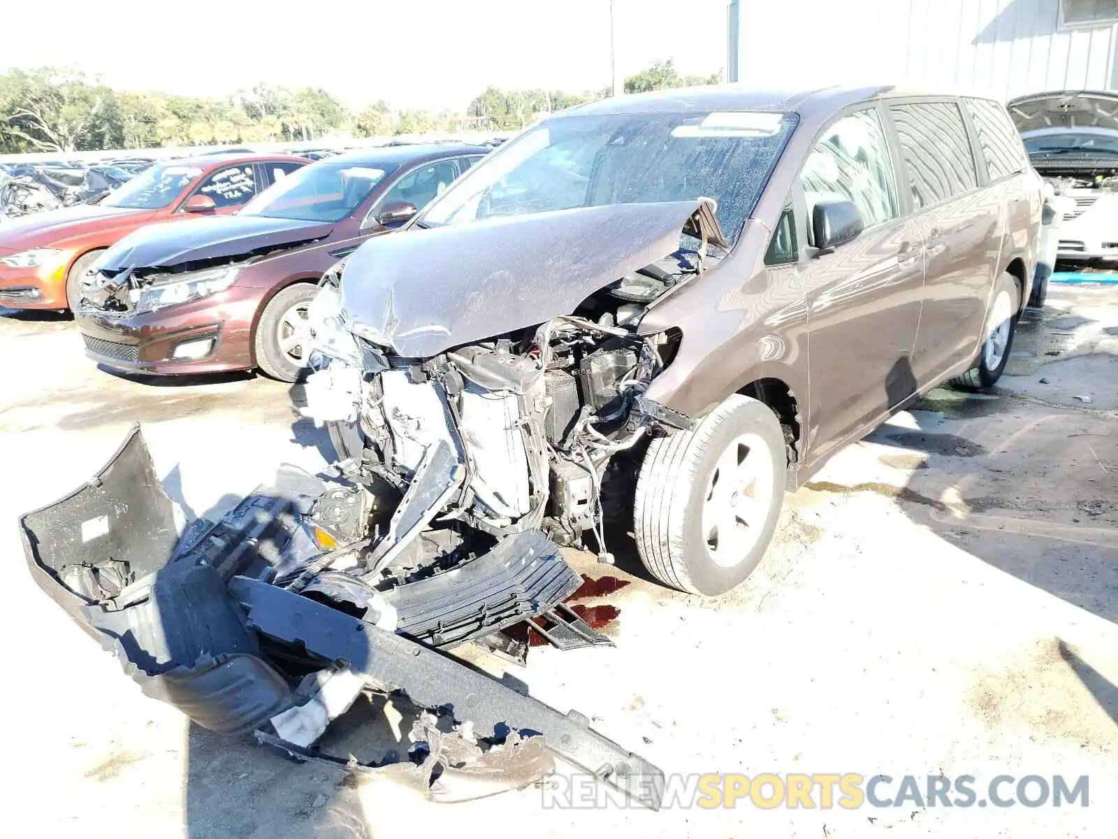 2 Photograph of a damaged car 5TDZZ3DC5KS970784 TOYOTA SIENNA 2019