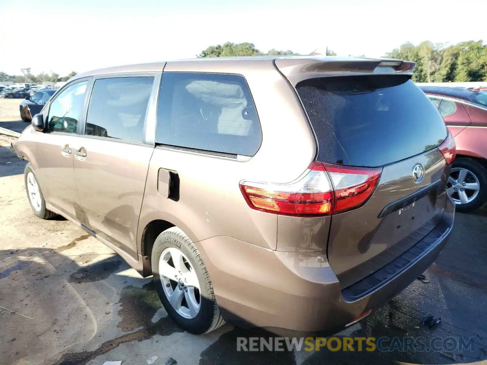 3 Photograph of a damaged car 5TDZZ3DC5KS970784 TOYOTA SIENNA 2019