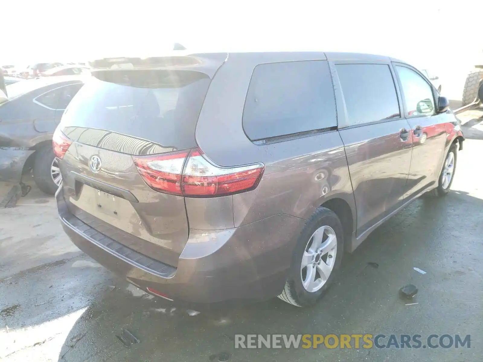 4 Photograph of a damaged car 5TDZZ3DC5KS970784 TOYOTA SIENNA 2019