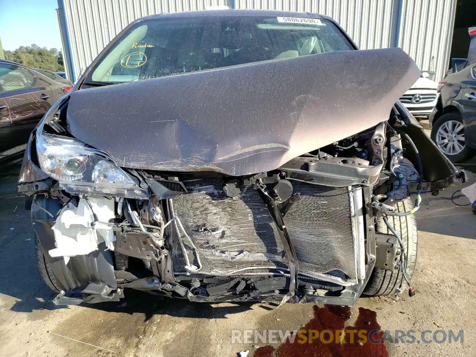 9 Photograph of a damaged car 5TDZZ3DC5KS970784 TOYOTA SIENNA 2019