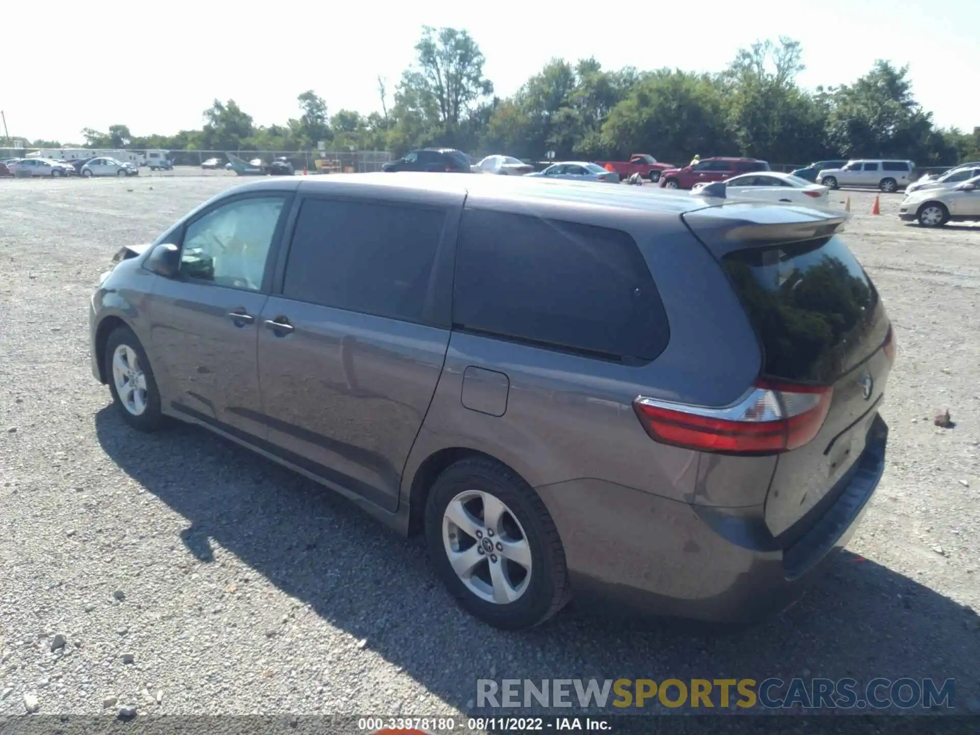 3 Photograph of a damaged car 5TDZZ3DC5KS974351 TOYOTA SIENNA 2019