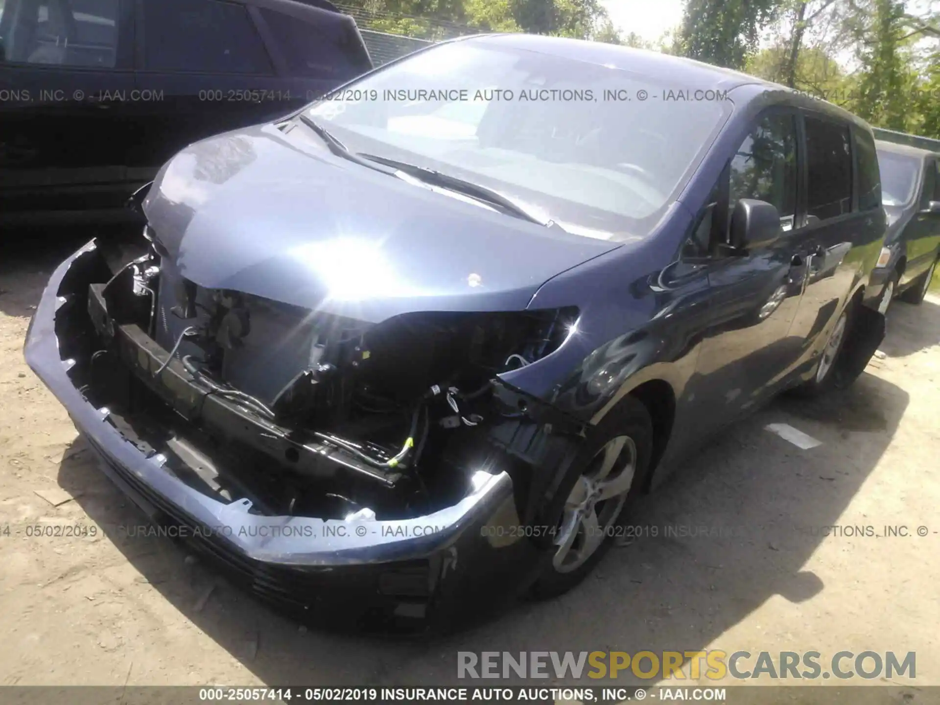 2 Photograph of a damaged car 5TDZZ3DC5KS981378 TOYOTA SIENNA 2019