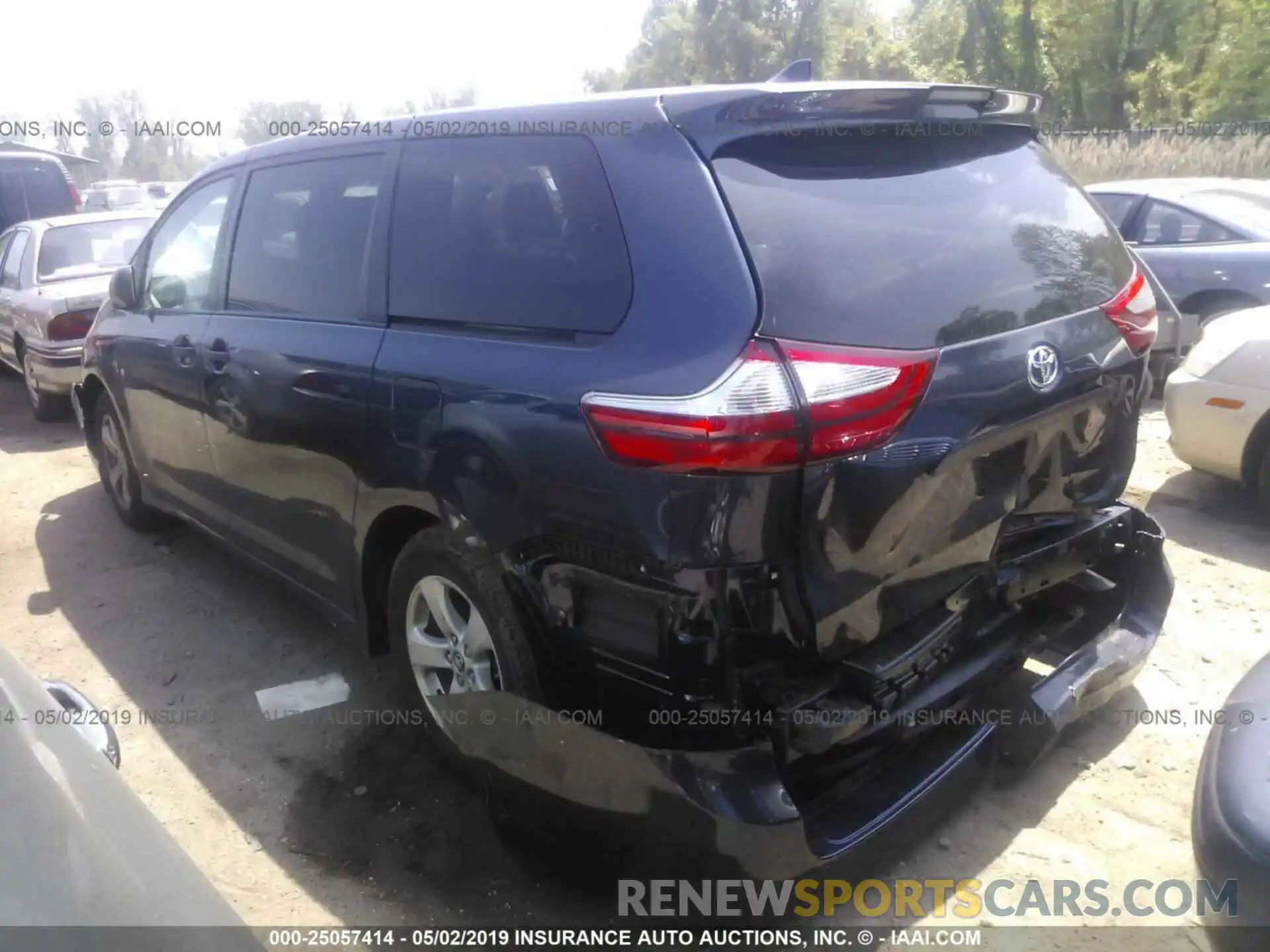 3 Photograph of a damaged car 5TDZZ3DC5KS981378 TOYOTA SIENNA 2019