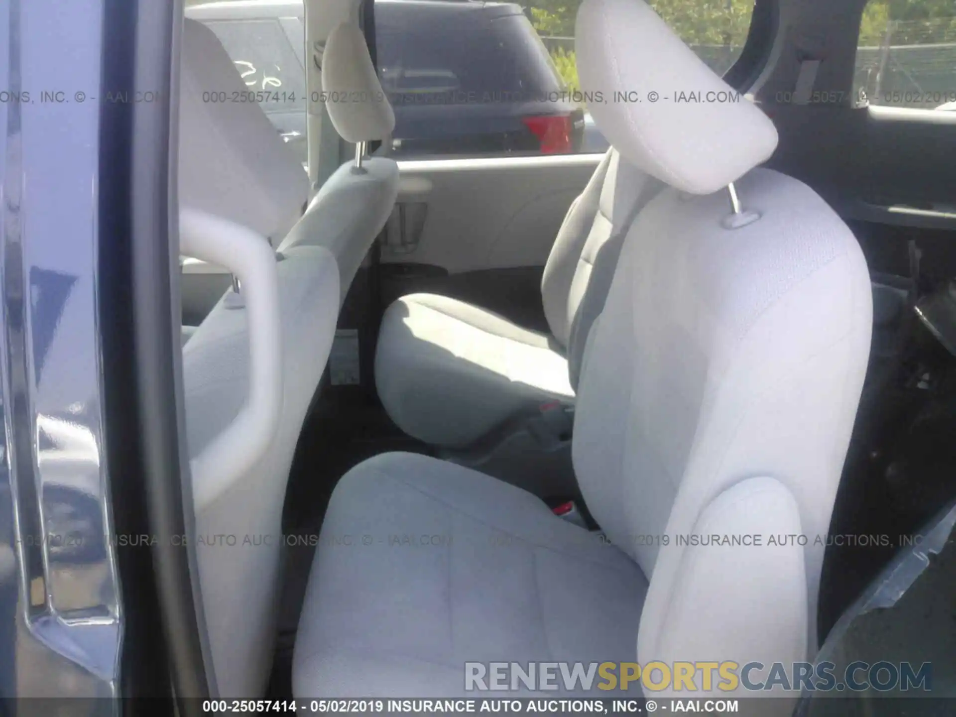 8 Photograph of a damaged car 5TDZZ3DC5KS981378 TOYOTA SIENNA 2019