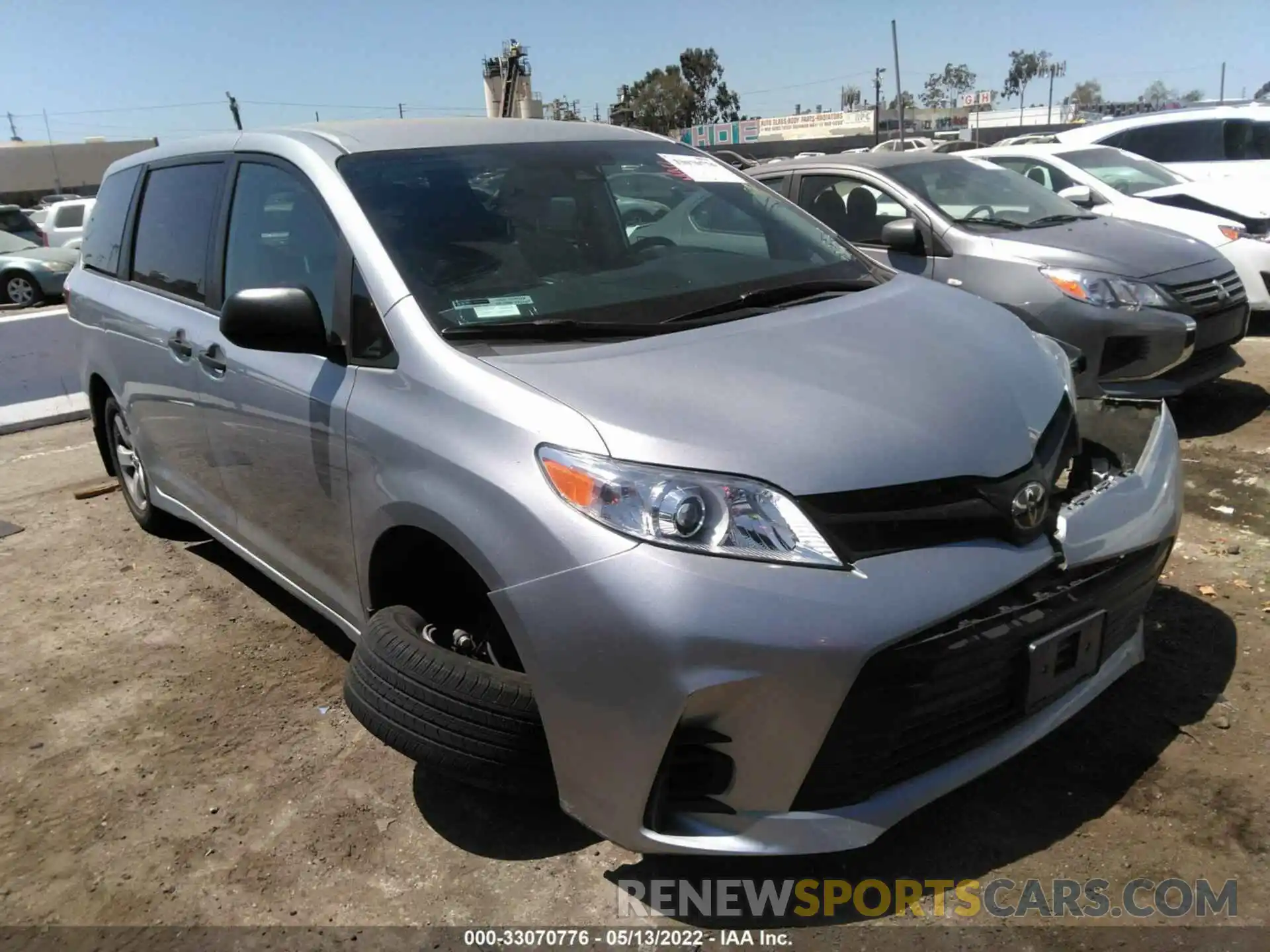 1 Photograph of a damaged car 5TDZZ3DC5KS992882 TOYOTA SIENNA 2019