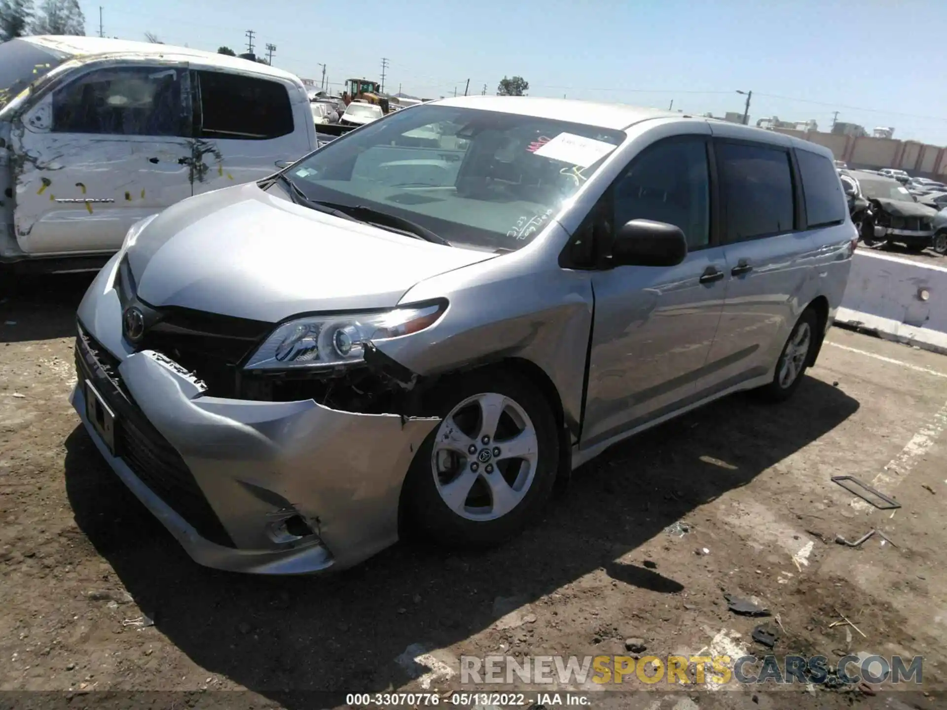 2 Photograph of a damaged car 5TDZZ3DC5KS992882 TOYOTA SIENNA 2019