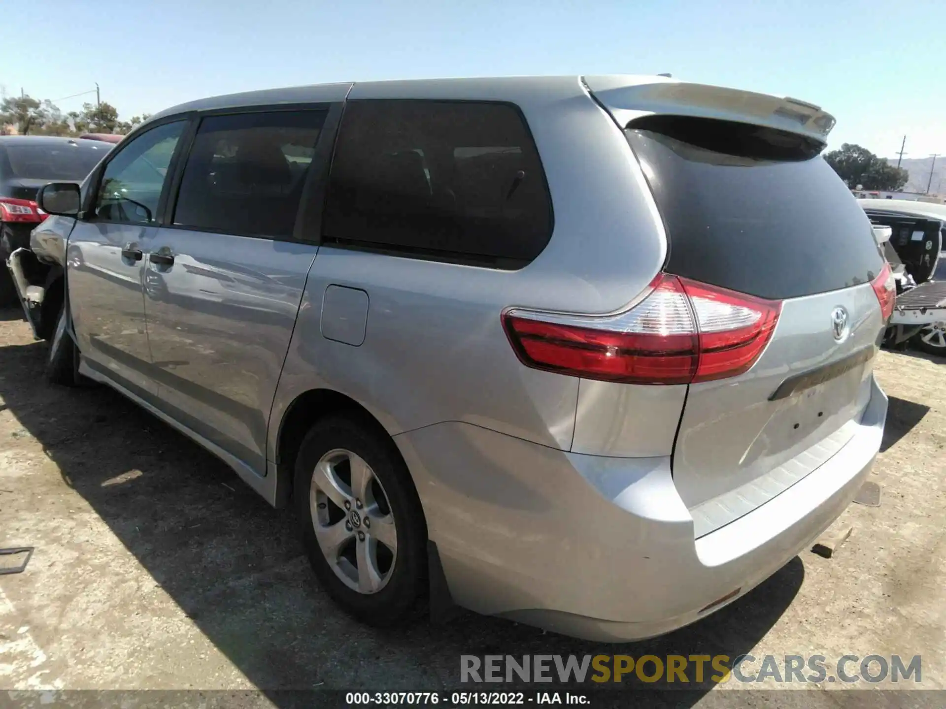 3 Фотография поврежденного автомобиля 5TDZZ3DC5KS992882 TOYOTA SIENNA 2019