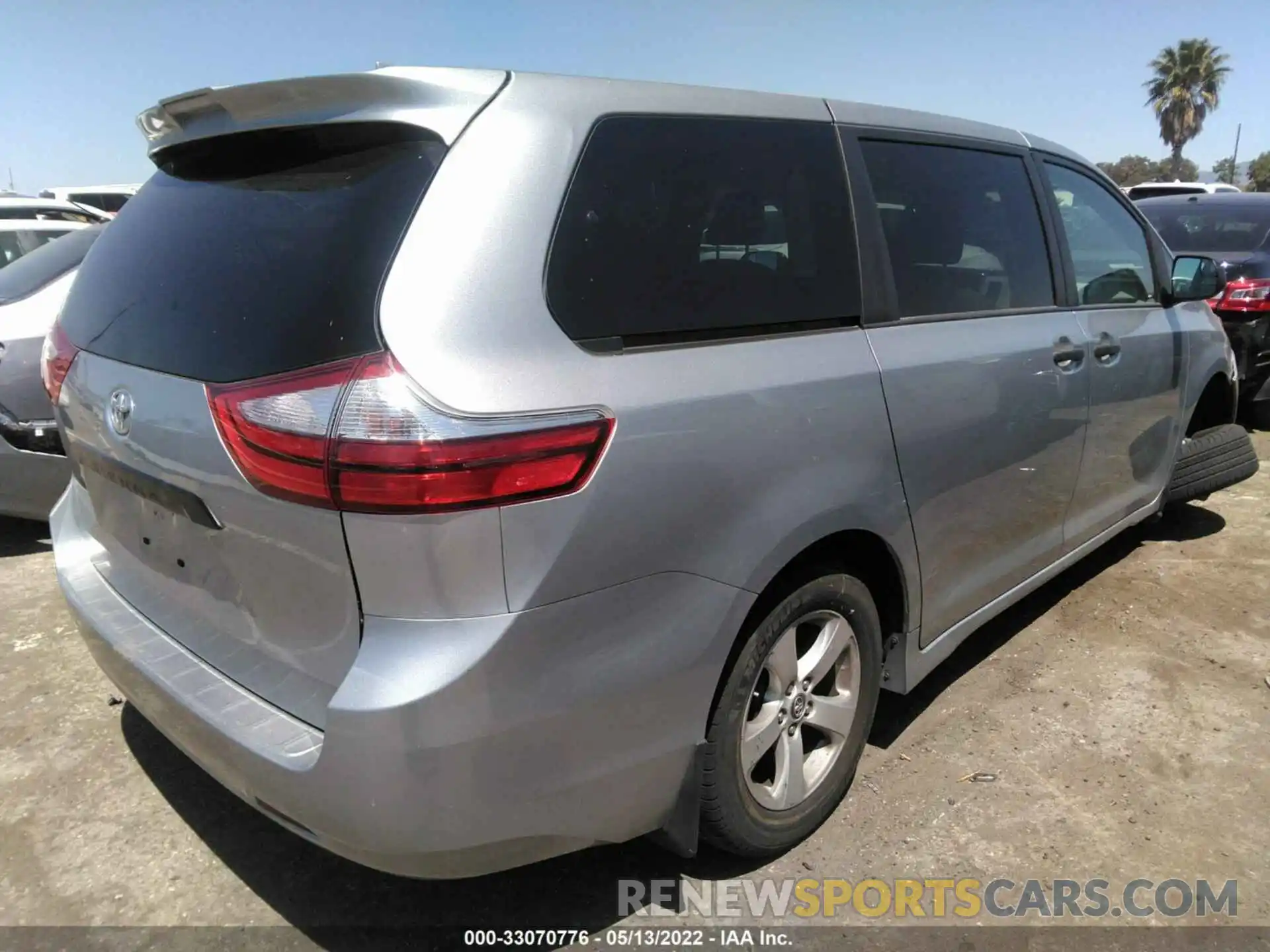 4 Фотография поврежденного автомобиля 5TDZZ3DC5KS992882 TOYOTA SIENNA 2019