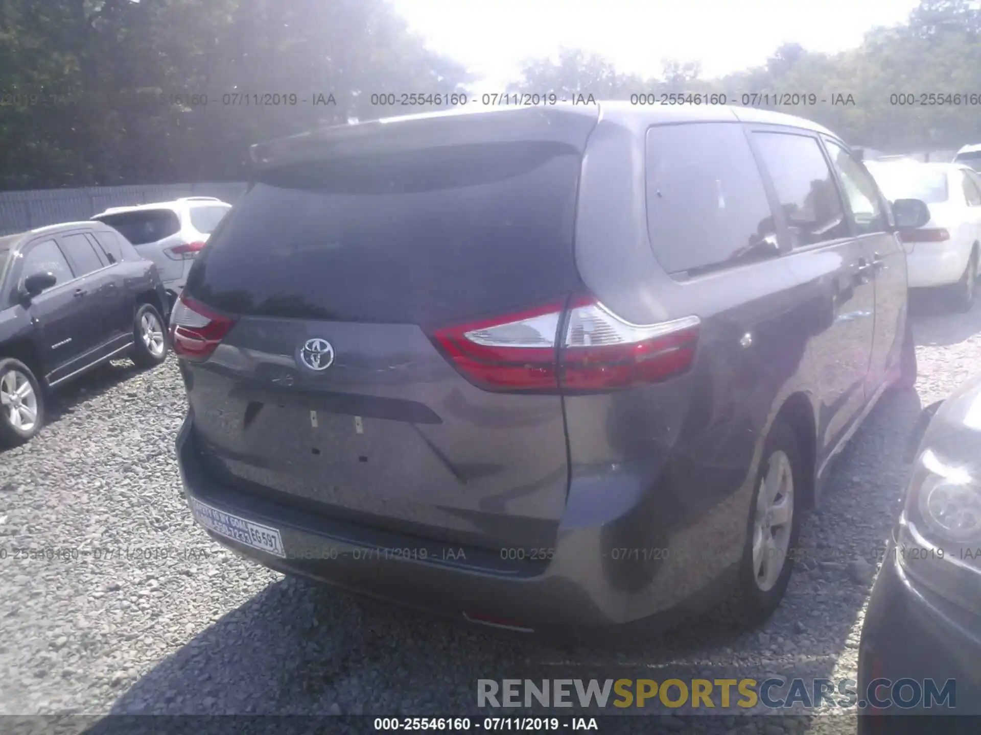 4 Photograph of a damaged car 5TDZZ3DC5KS993983 TOYOTA SIENNA 2019