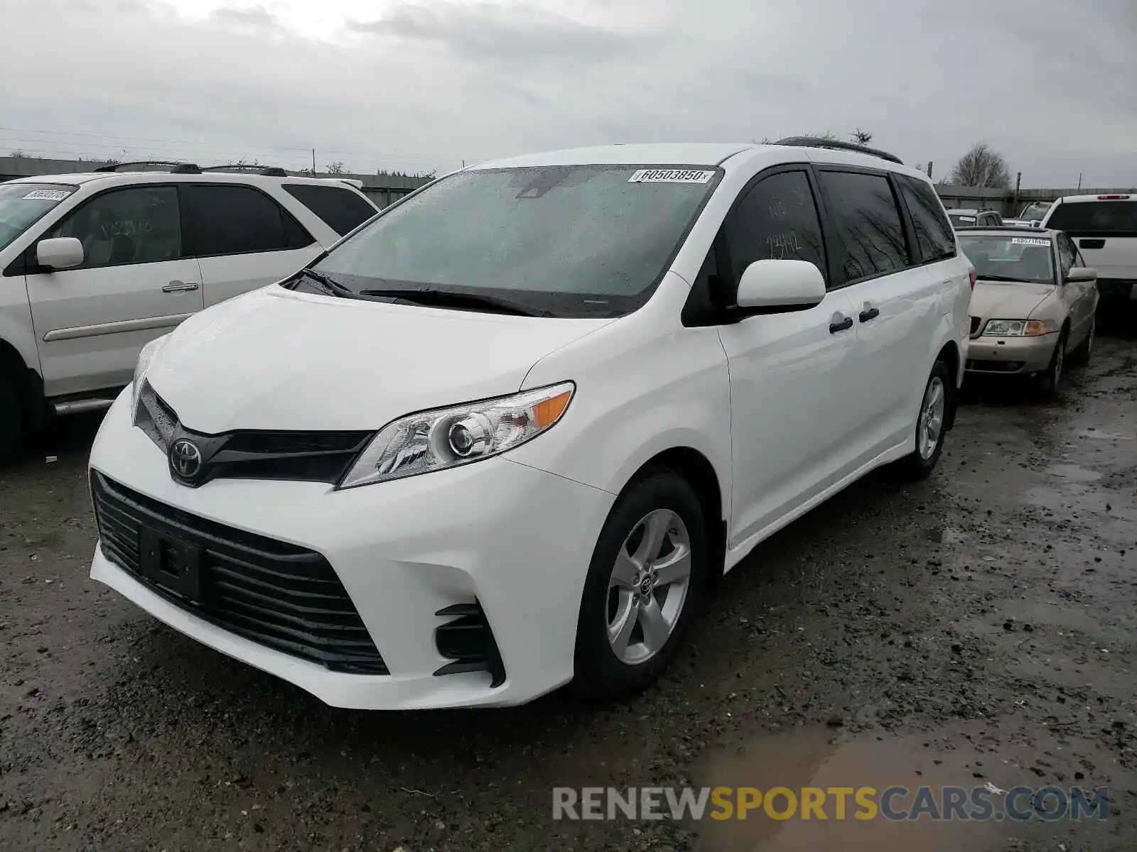 2 Photograph of a damaged car 5TDZZ3DC5KS995376 TOYOTA SIENNA 2019